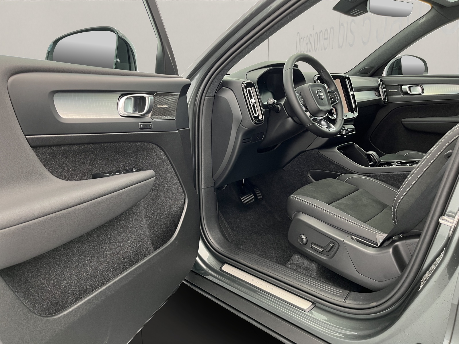VOLVO XC40 2.0 B3 MH Plus Dark-image-7