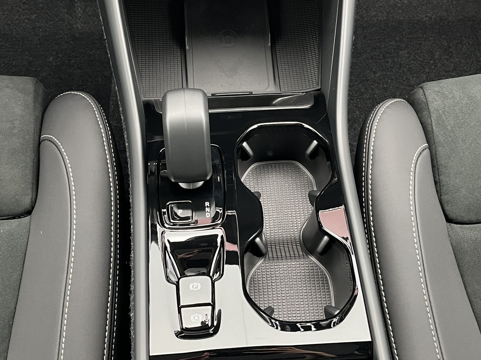 VOLVO XC40 2.0 B3 MH Plus Dark-image-15
