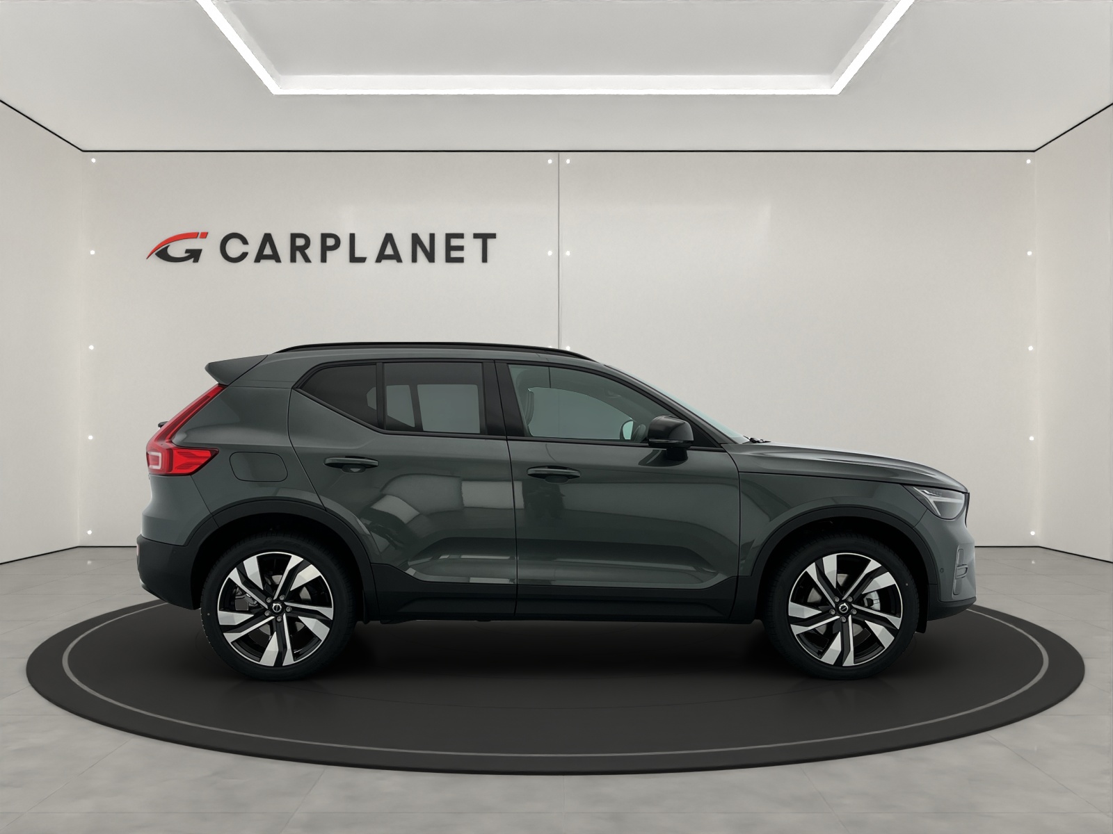 VOLVO XC40 2.0 B3 MH Plus Dark-image-1