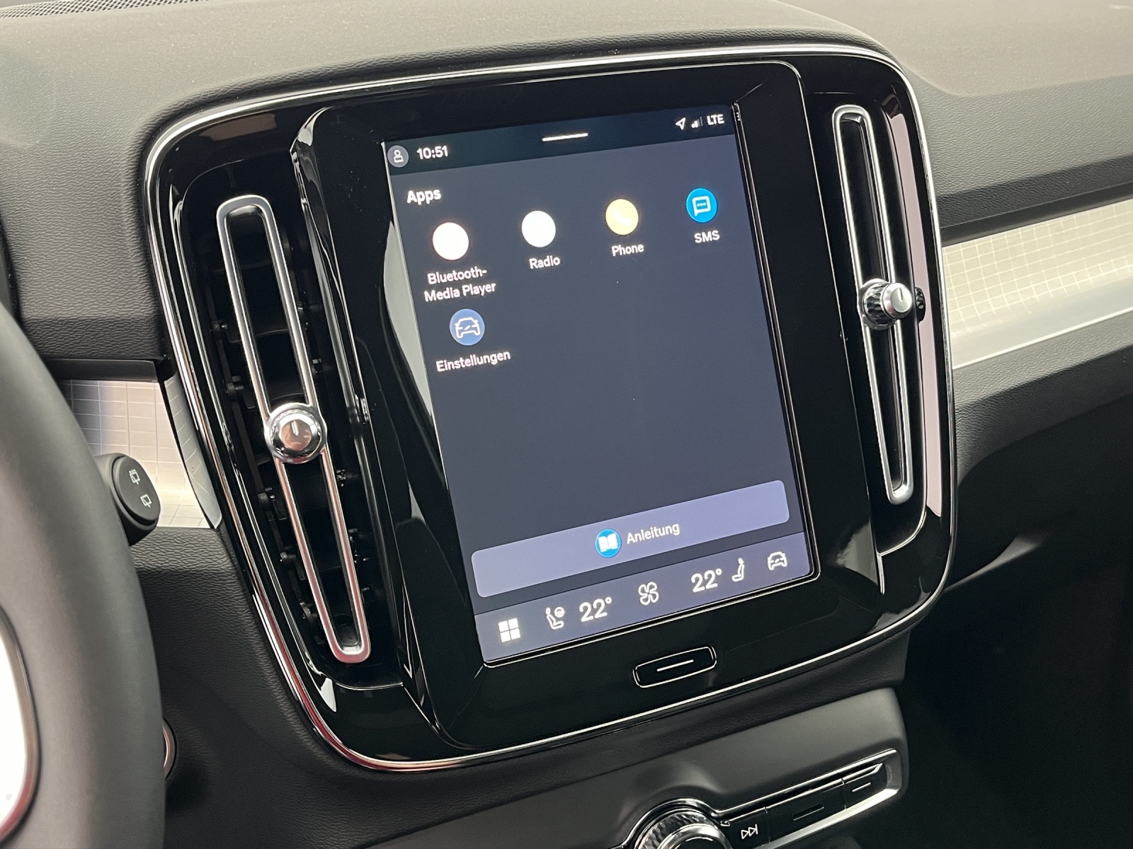VOLVO XC40 2.0 B3 MH Plus Dark-image-14