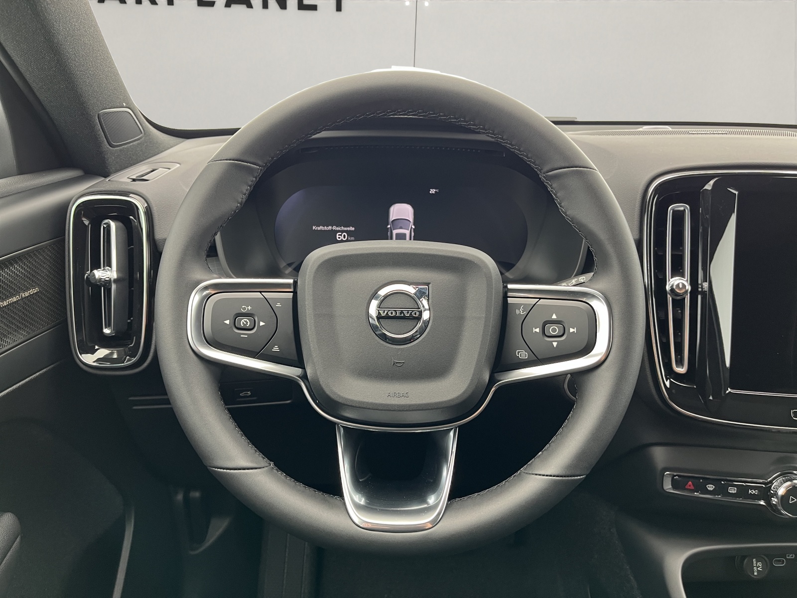 VOLVO XC40 2.0 B3 MH Plus Dark-image-13