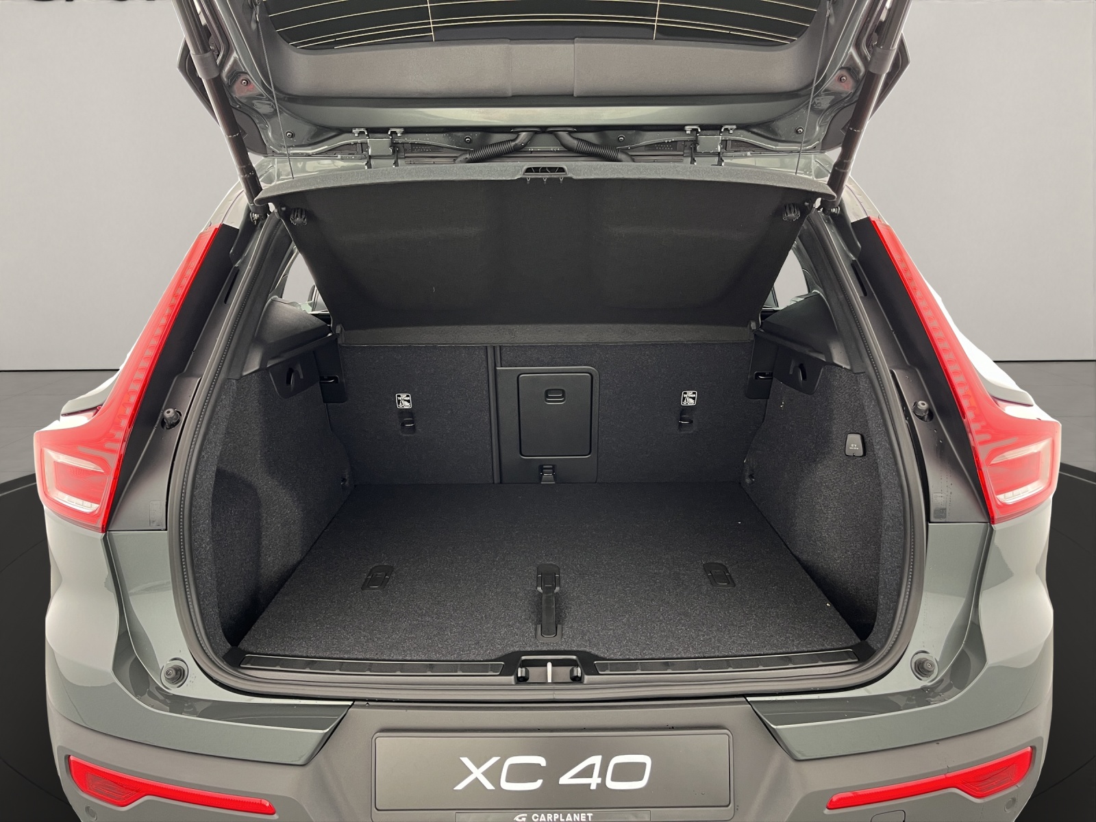 VOLVO XC40 2.0 B3 MH Plus Dark-image-5