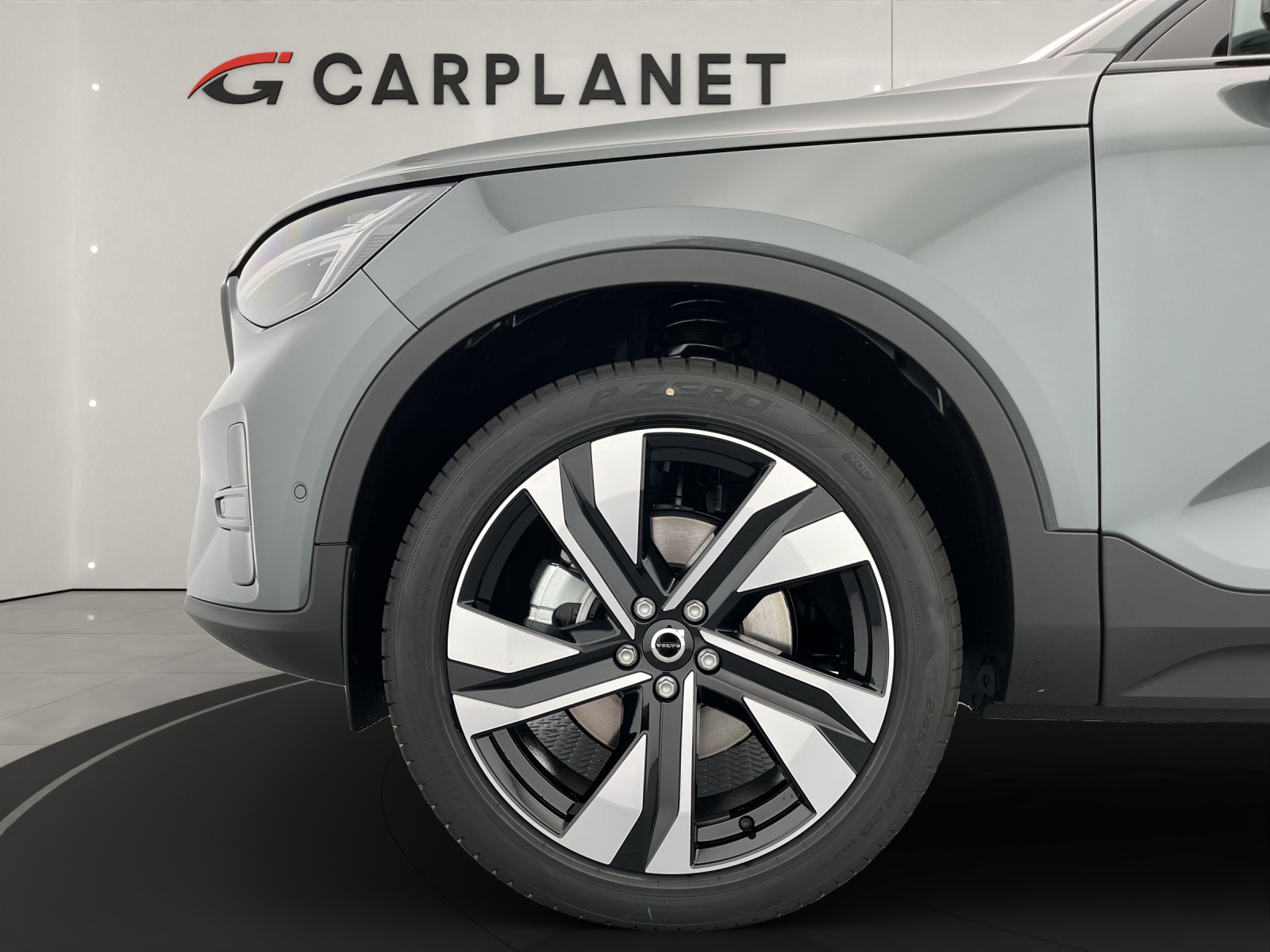 VOLVO XC40 2.0 B3 MH Plus Dark-image-6