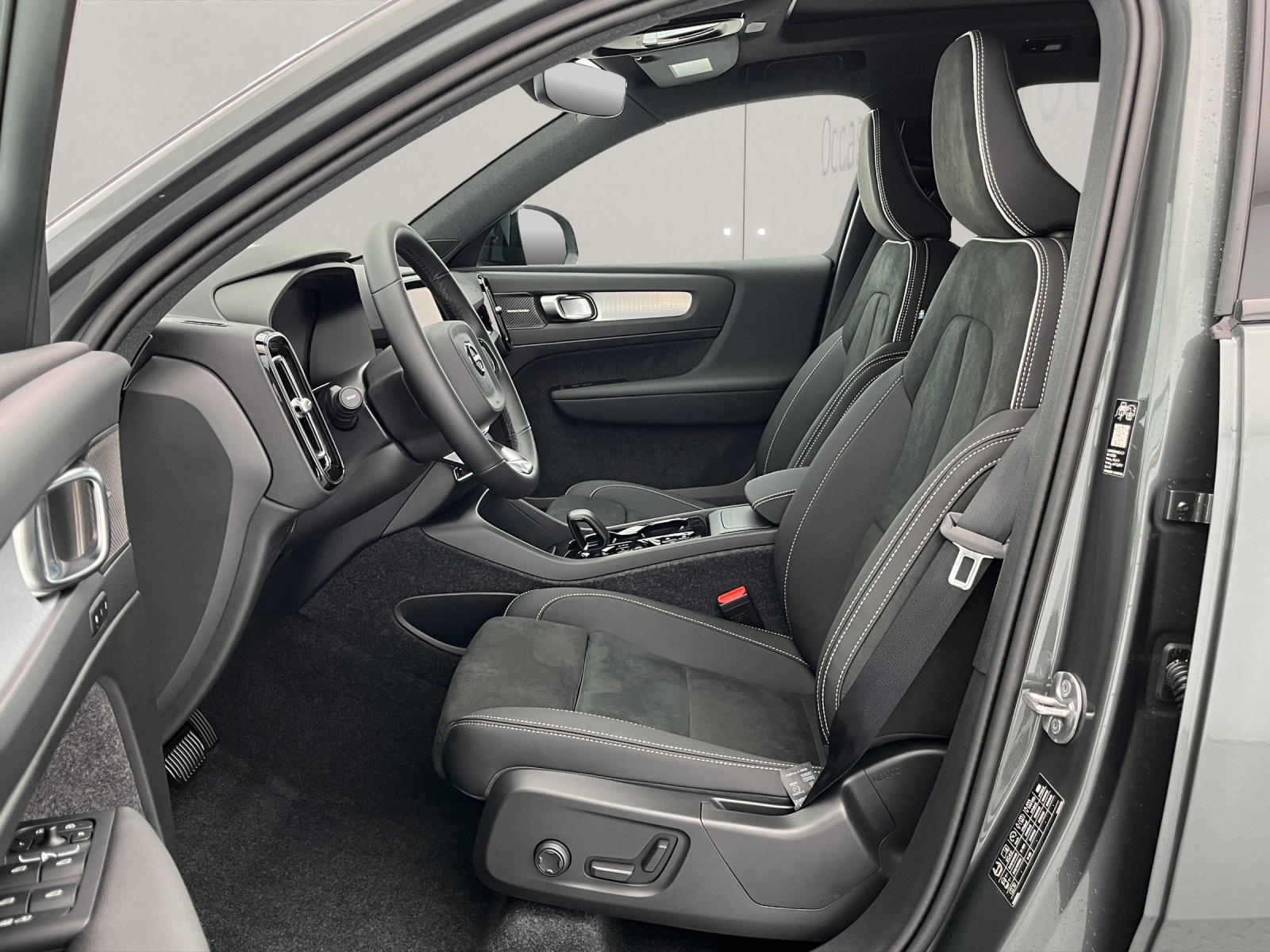 VOLVO XC40 2.0 B3 MH Plus Dark-image-8