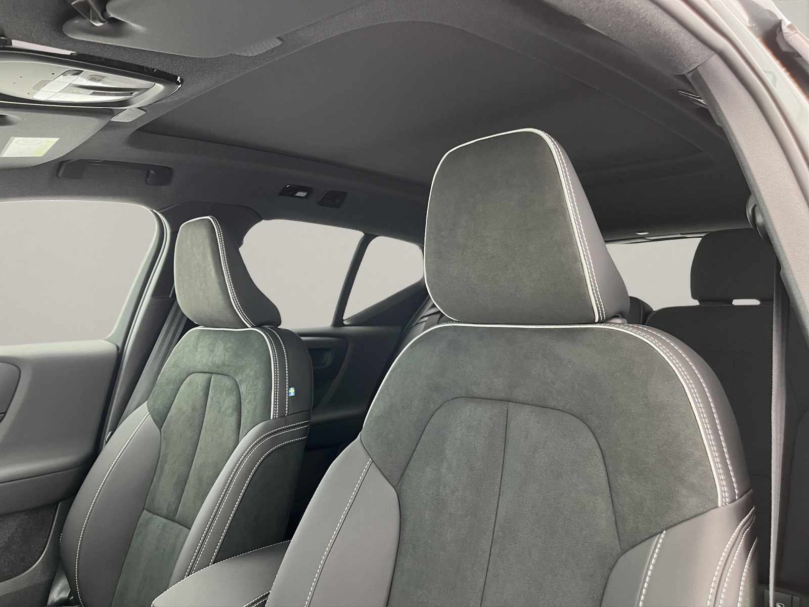 VOLVO XC40 2.0 B3 MH Plus Dark-image-10