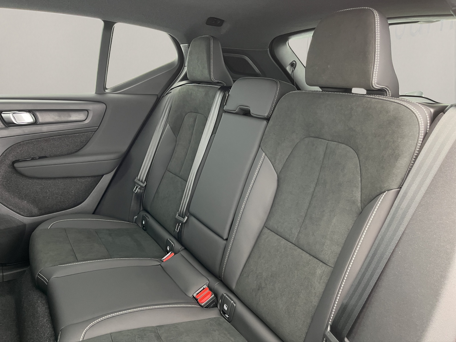 VOLVO XC40 2.0 B3 MH Plus Dark-image-11
