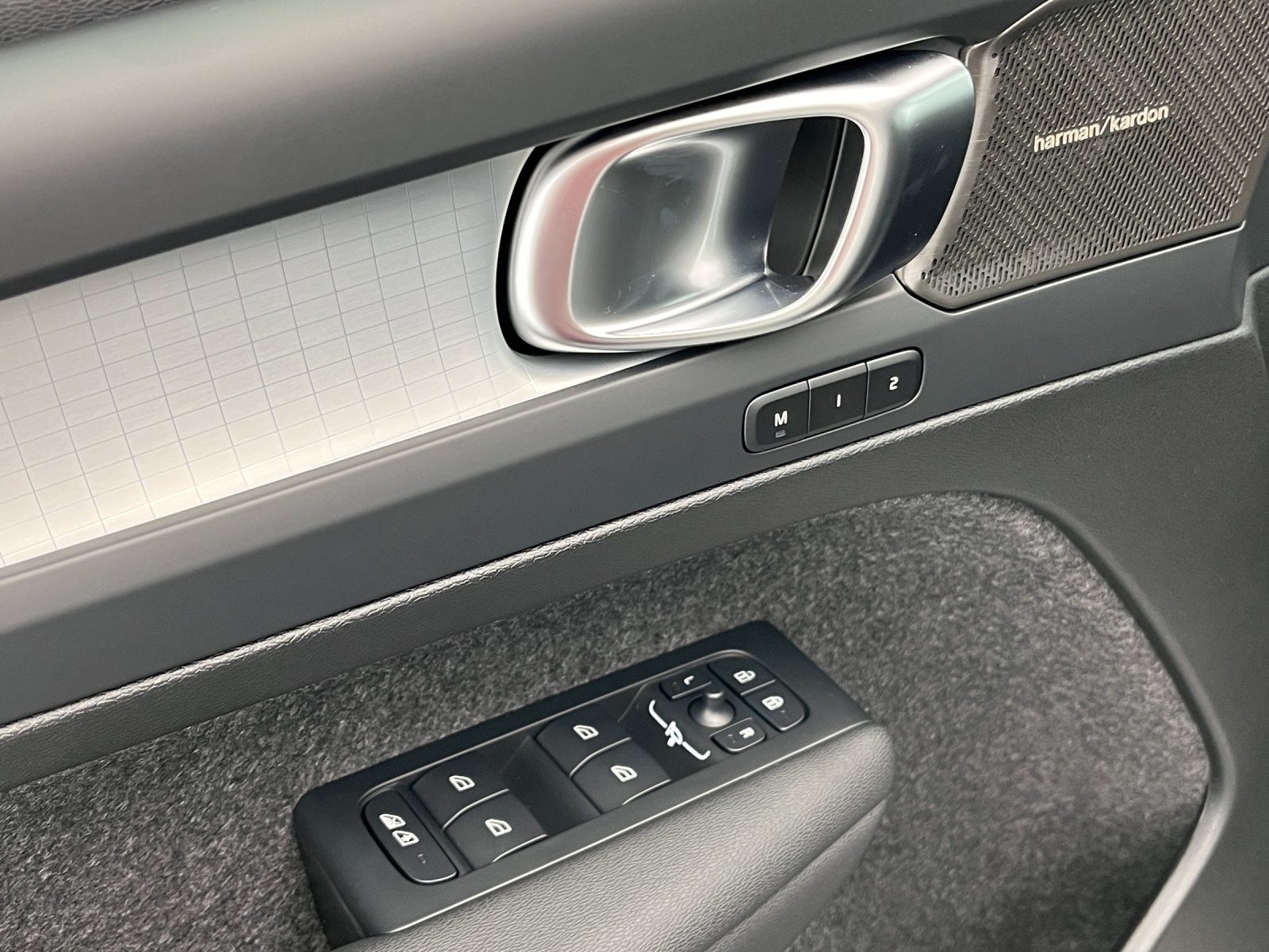 VOLVO XC40 2.0 B3 MH Plus Dark-image-16