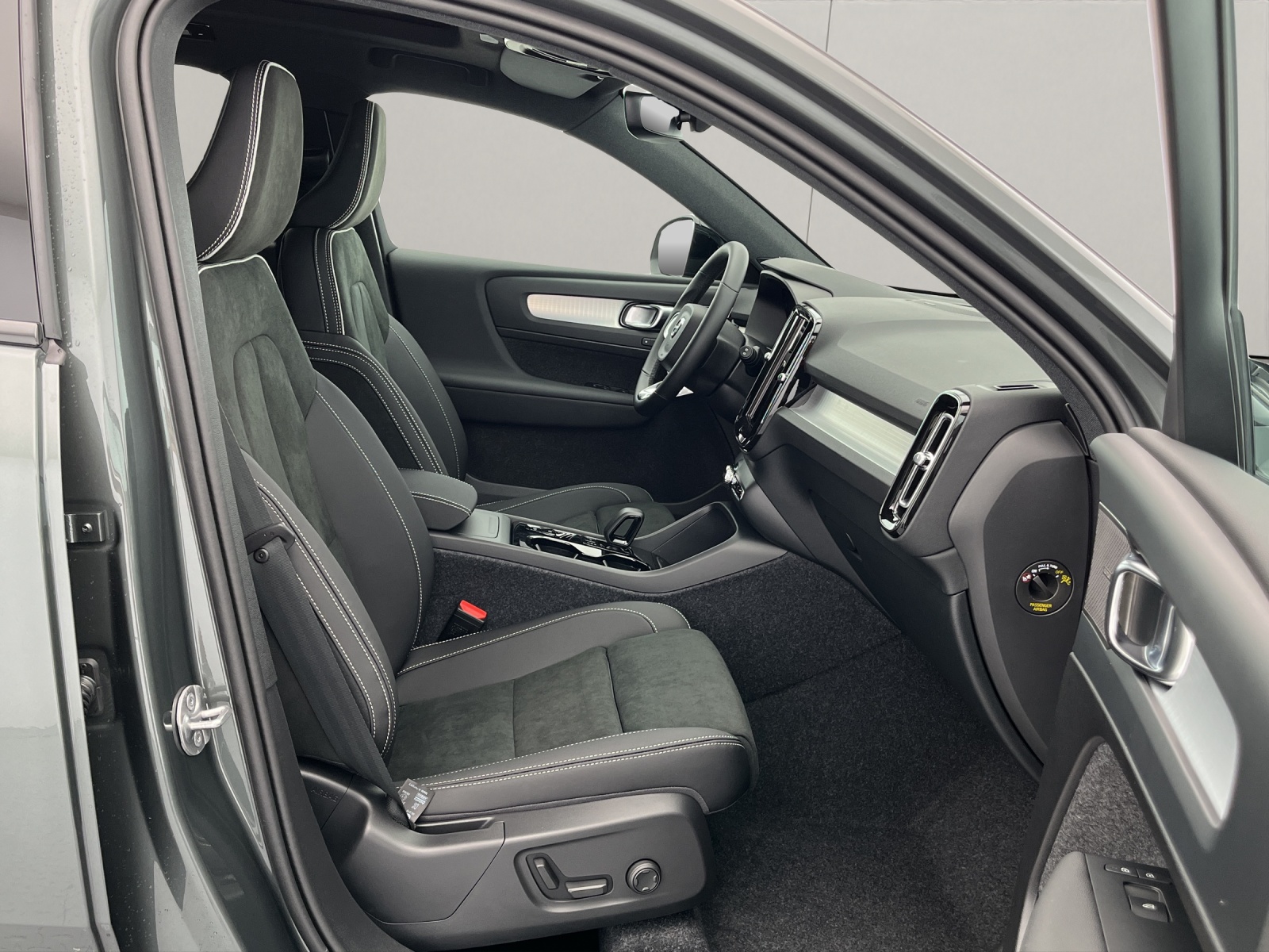 VOLVO XC40 2.0 B3 MH Plus Dark-image-9