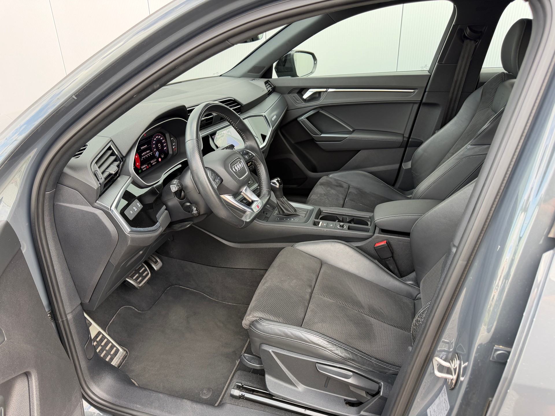 AUDI Q3 Sportback 40 TDI S line quattro S-tronic-image-8