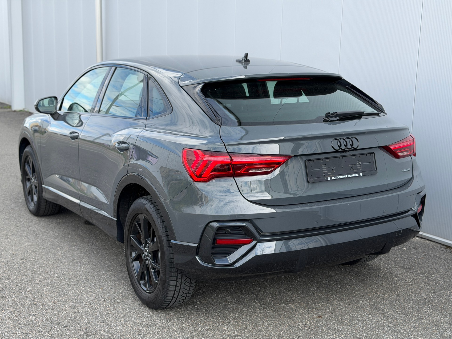 AUDI Q3 Sportback 40 TDI S line quattro S-tronic-image-7