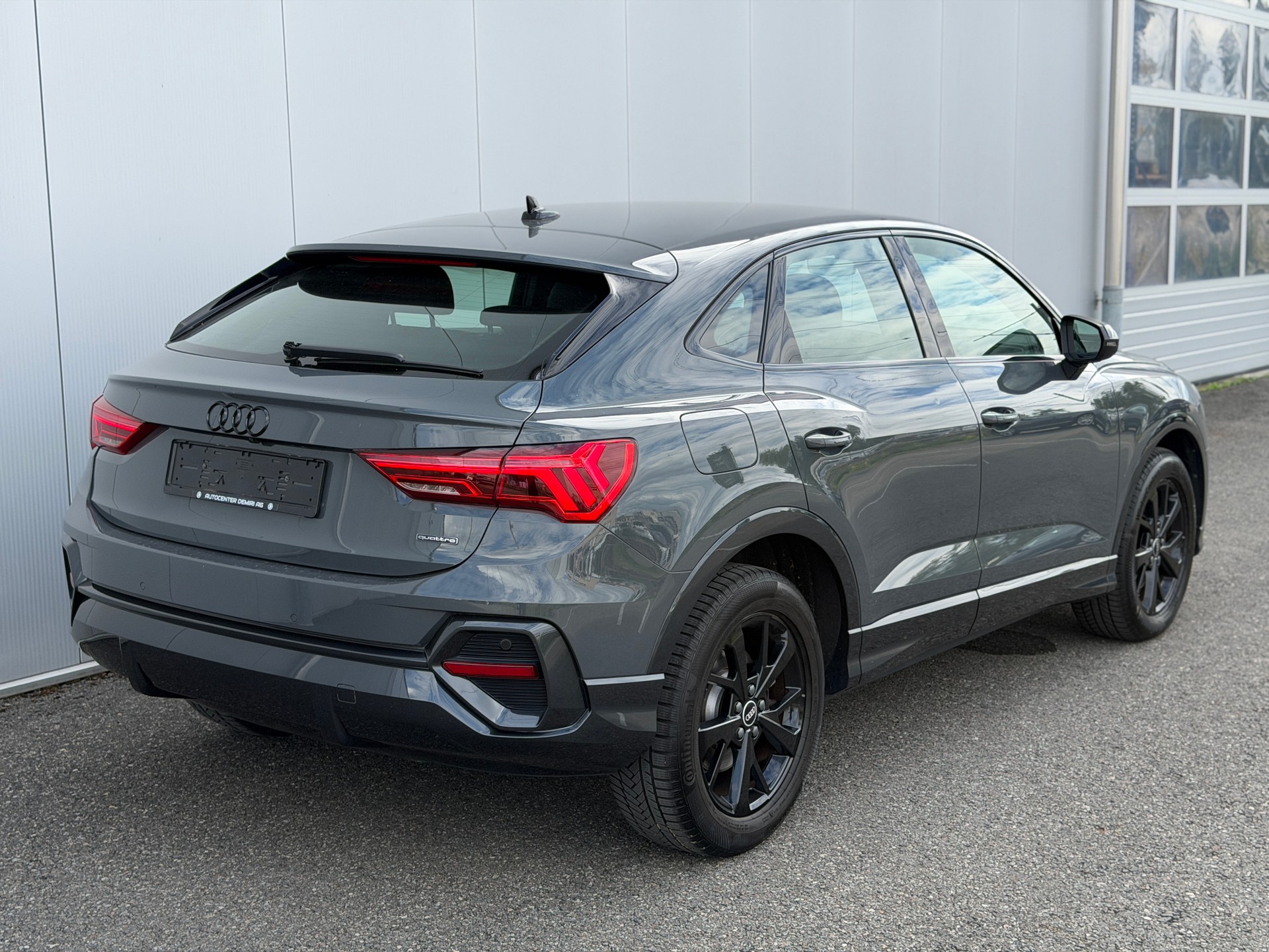 AUDI Q3 Sportback 40 TDI S line quattro S-tronic-image-3