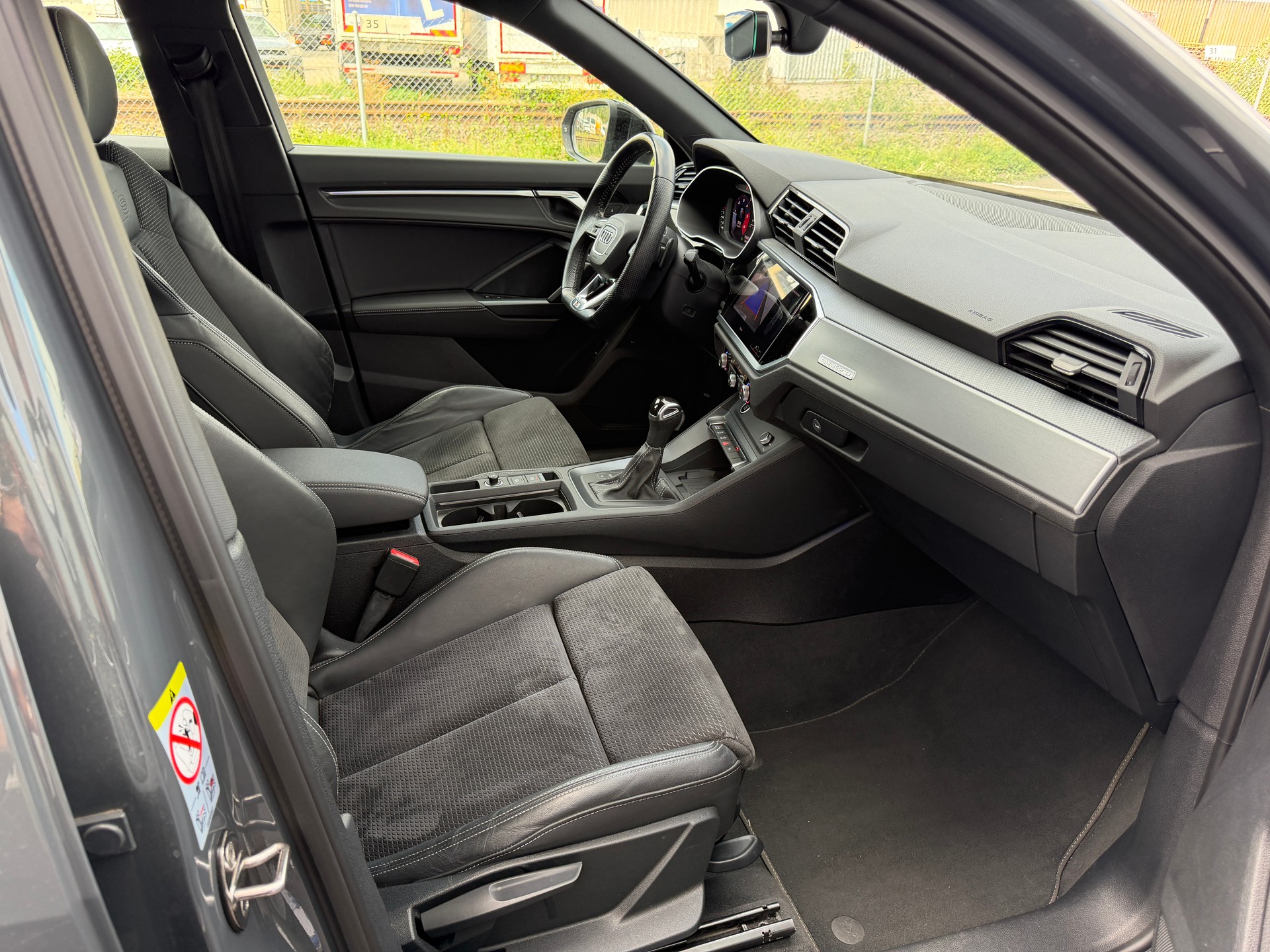 AUDI Q3 Sportback 40 TDI S line quattro S-tronic-image-9