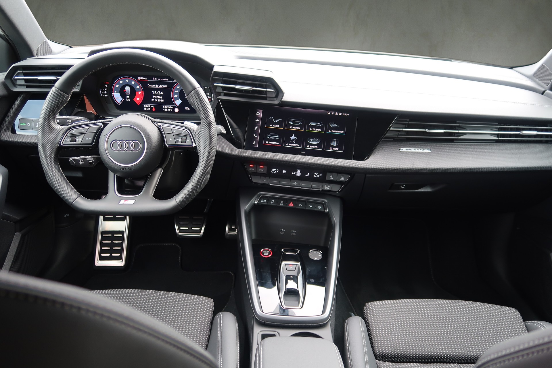 AUDI S3 Sportback TFSI quattro S-tronic-image-11