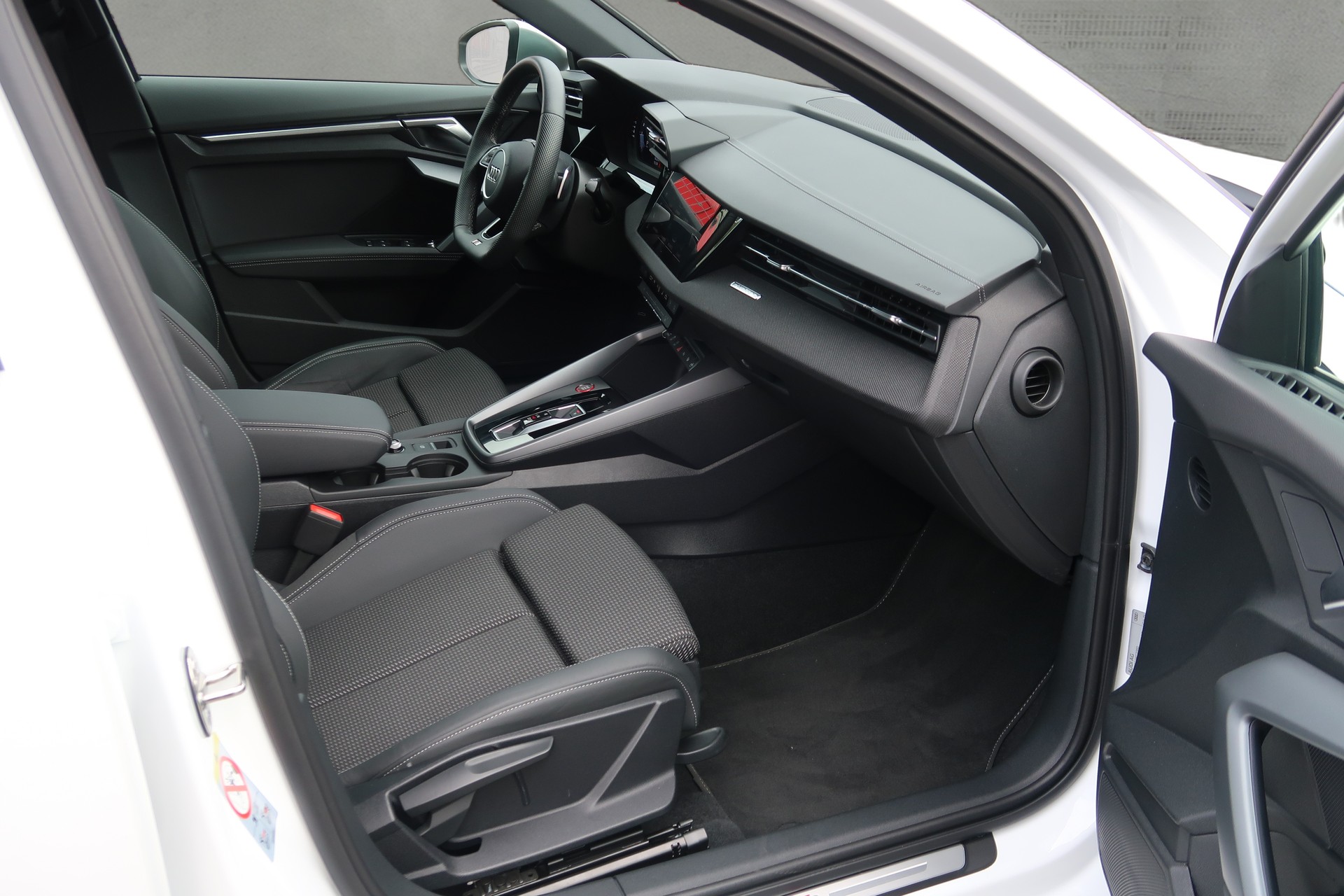 AUDI S3 Sportback TFSI quattro S-tronic-image-14