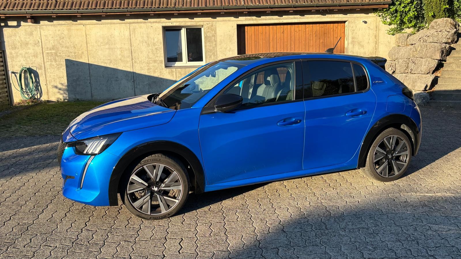 PEUGEOT 1.2 PureTech 130 GT Line-image-1