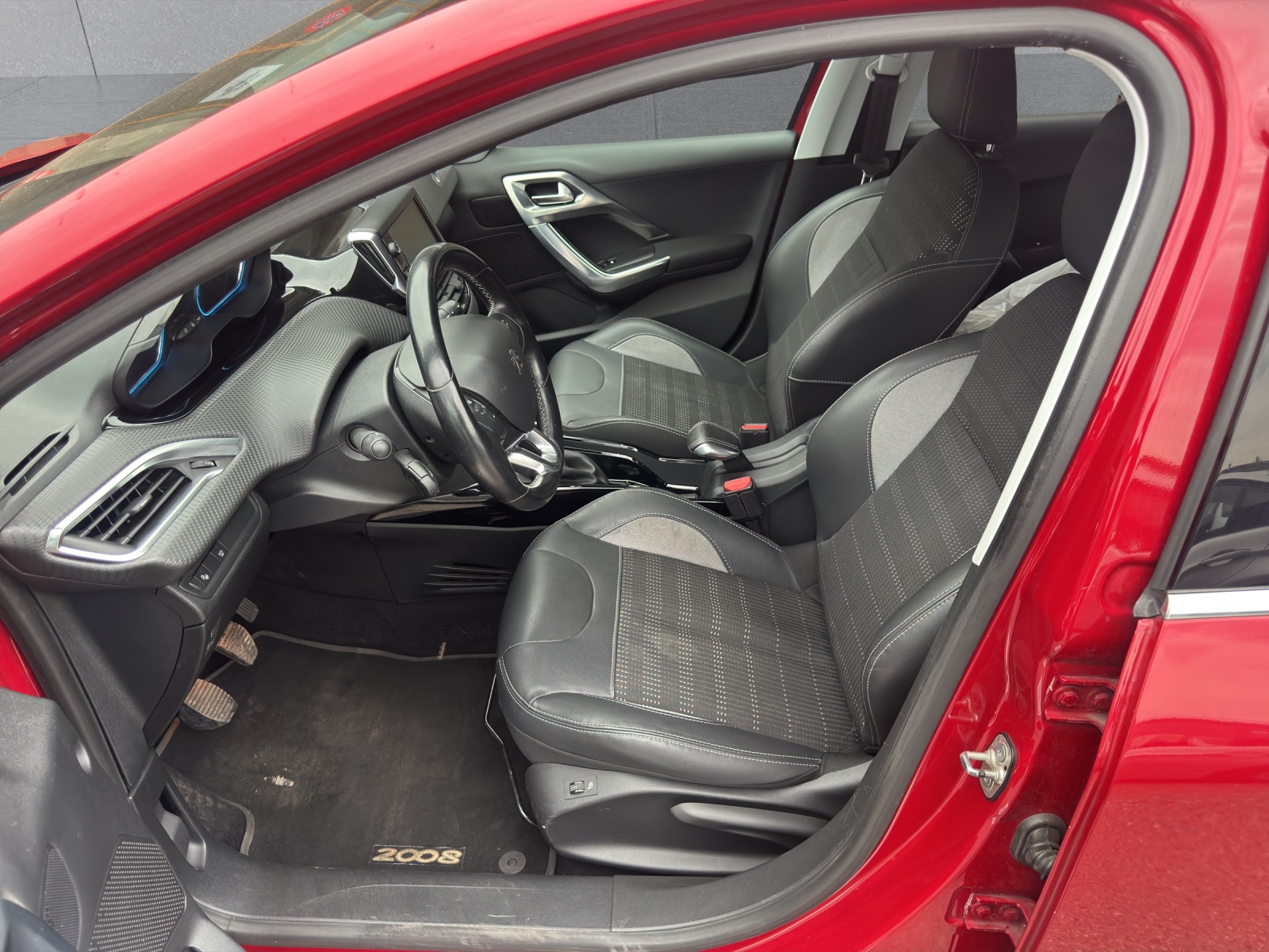 PEUGEOT 2008 1.2 PureTech Allure-image-8