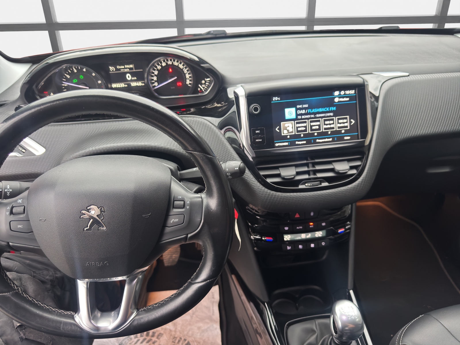 PEUGEOT 2008 1.2 PureTech Allure-image-9