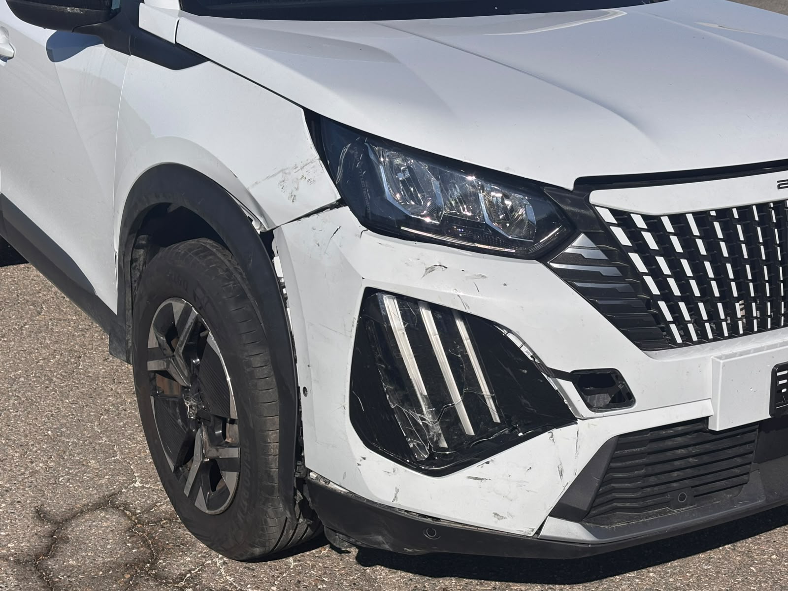 PEUGEOT 2008 1.2 145 MHEV Allure-image-14