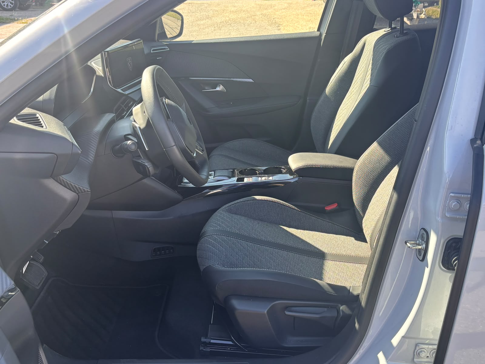 PEUGEOT 2008 1.2 145 MHEV Allure-image-8