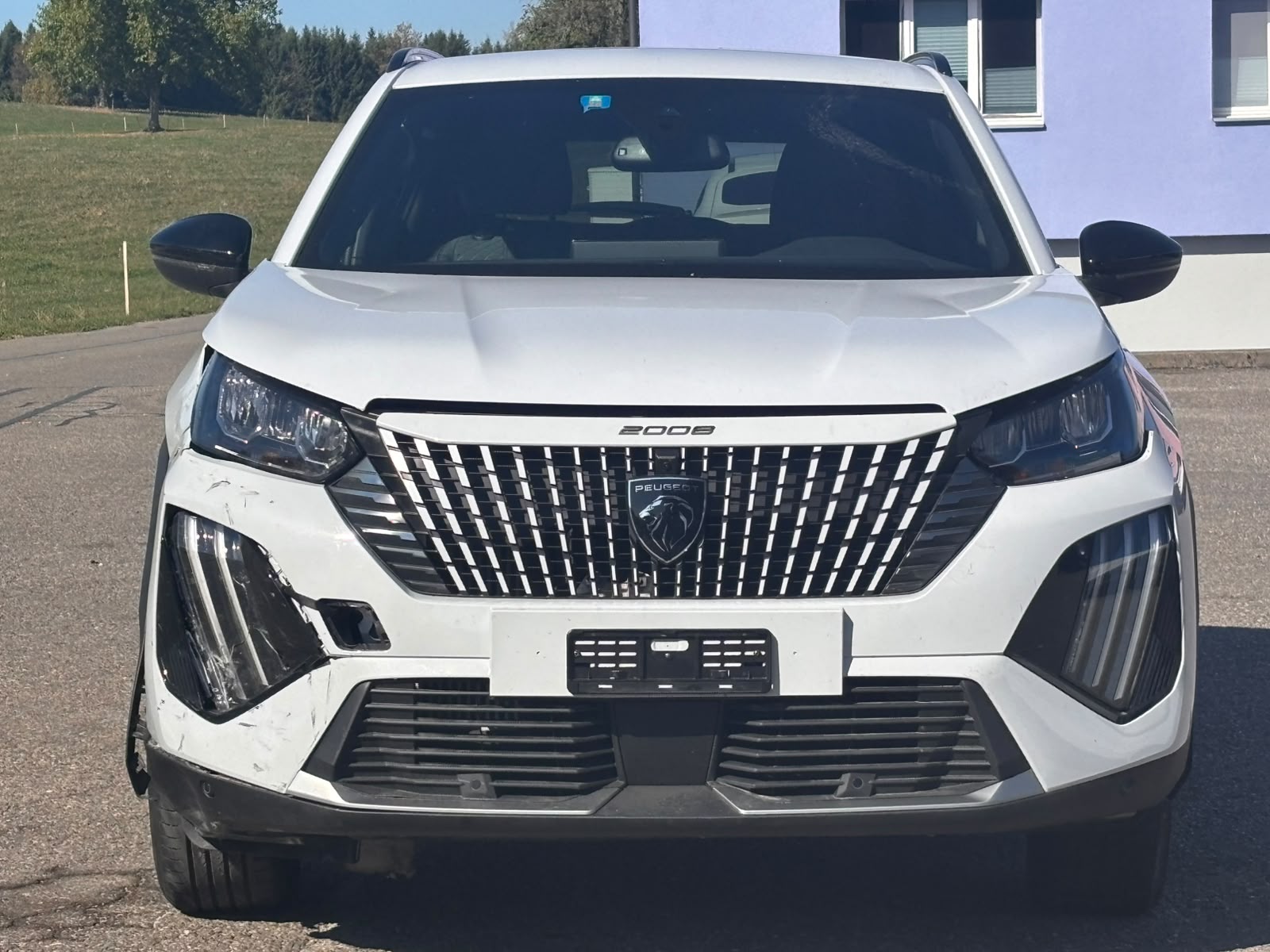 PEUGEOT 2008 1.2 145 MHEV Allure-image-1