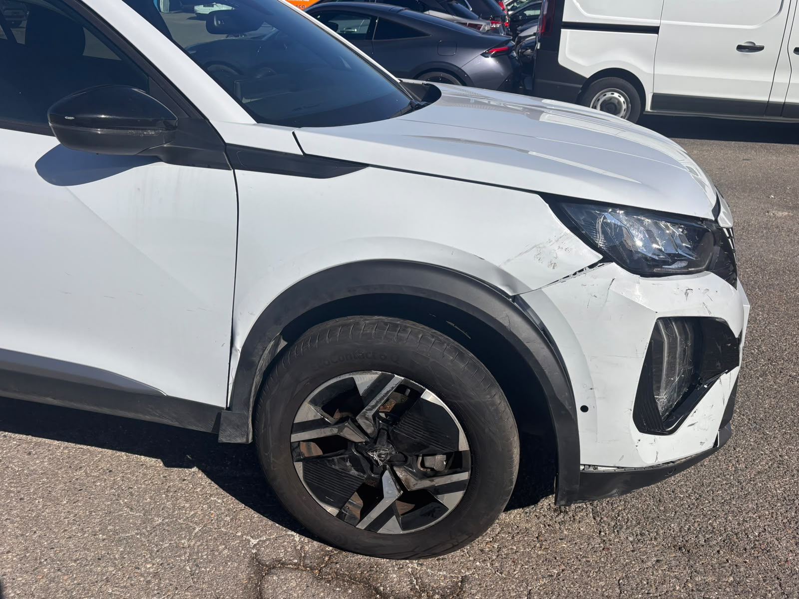 PEUGEOT 2008 1.2 145 MHEV Allure-image-13