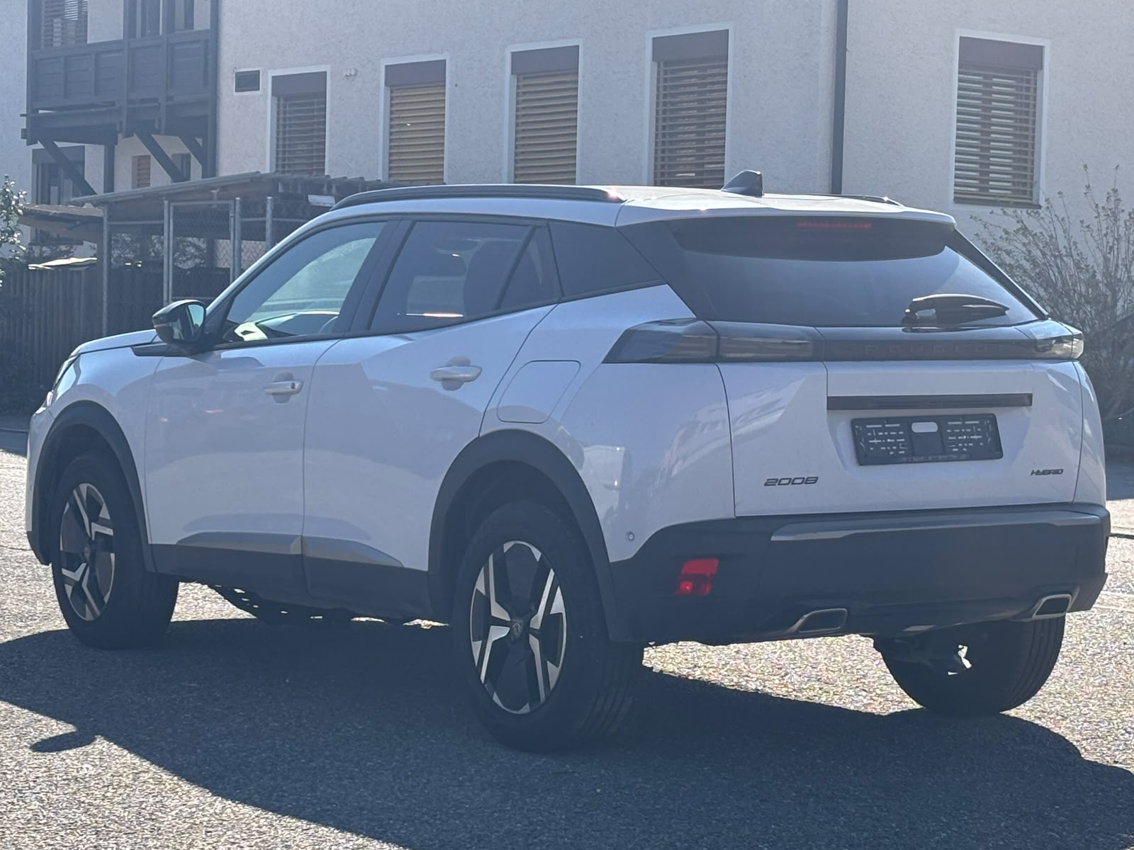 PEUGEOT 2008 1.2 145 MHEV Allure-image-6