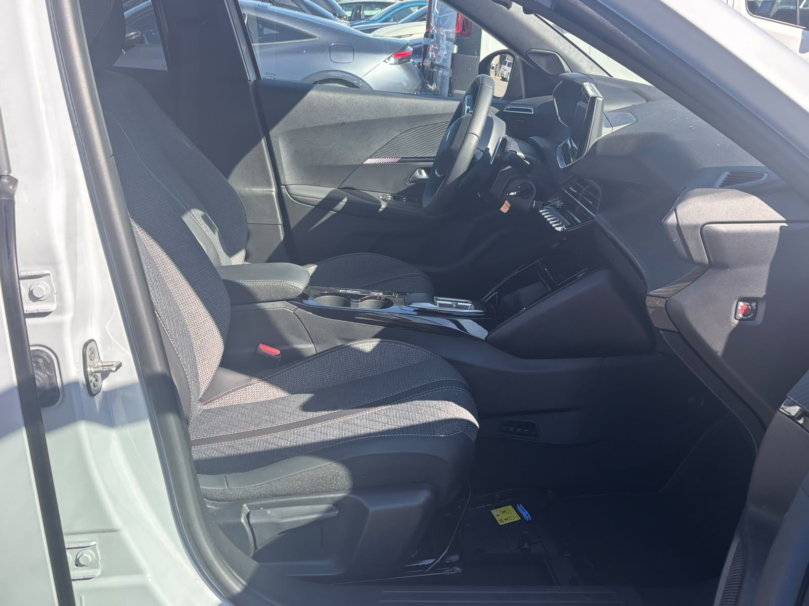 PEUGEOT 2008 1.2 145 MHEV Allure-image-11