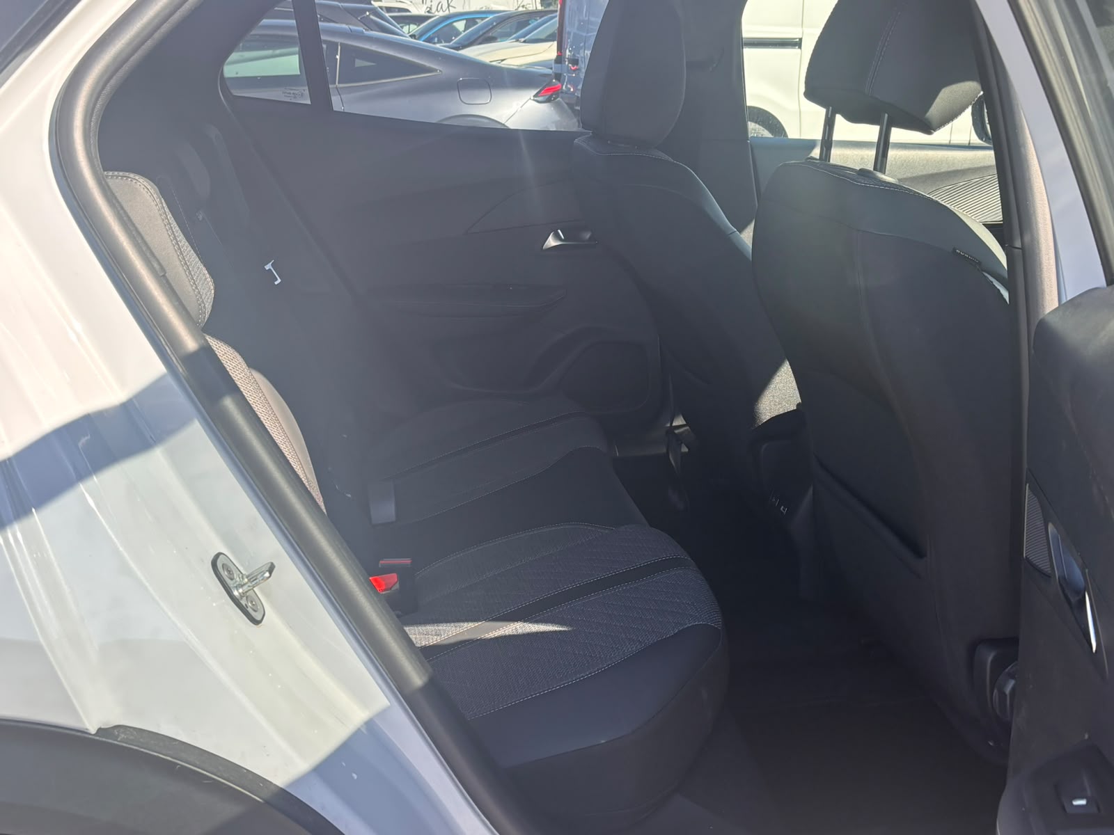 PEUGEOT 2008 1.2 145 MHEV Allure-image-10