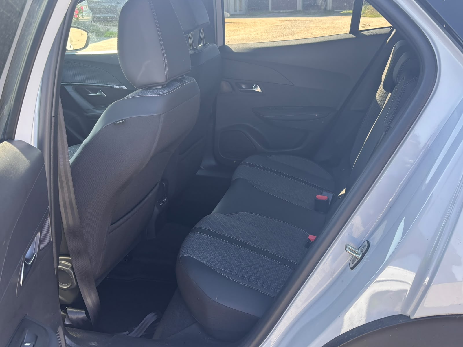 PEUGEOT 2008 1.2 145 MHEV Allure-image-9