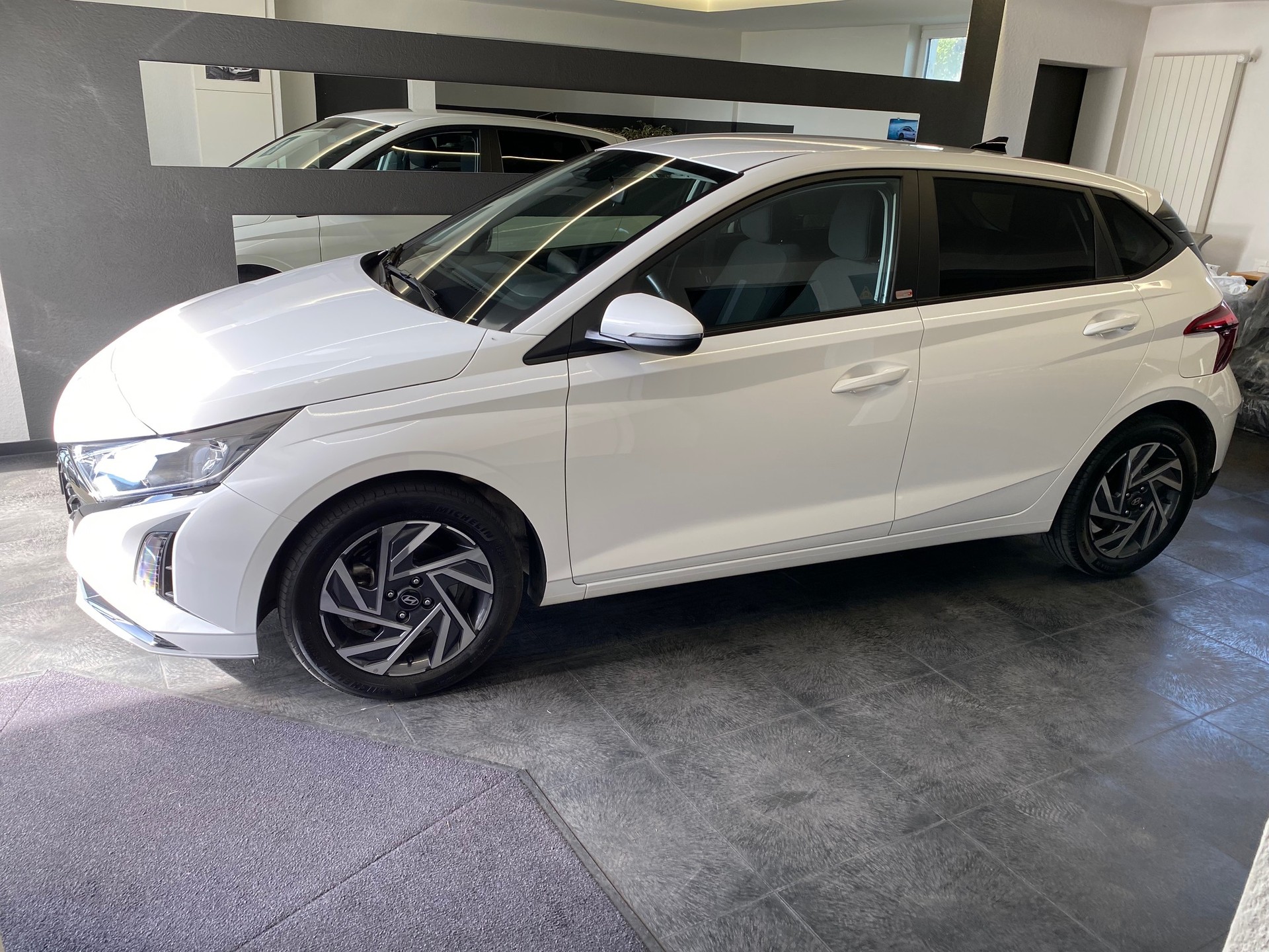 HYUNDAI i20 1.0 T-GDi Amplia DCT Gepflegtes CH-Fahrzeug-image-0