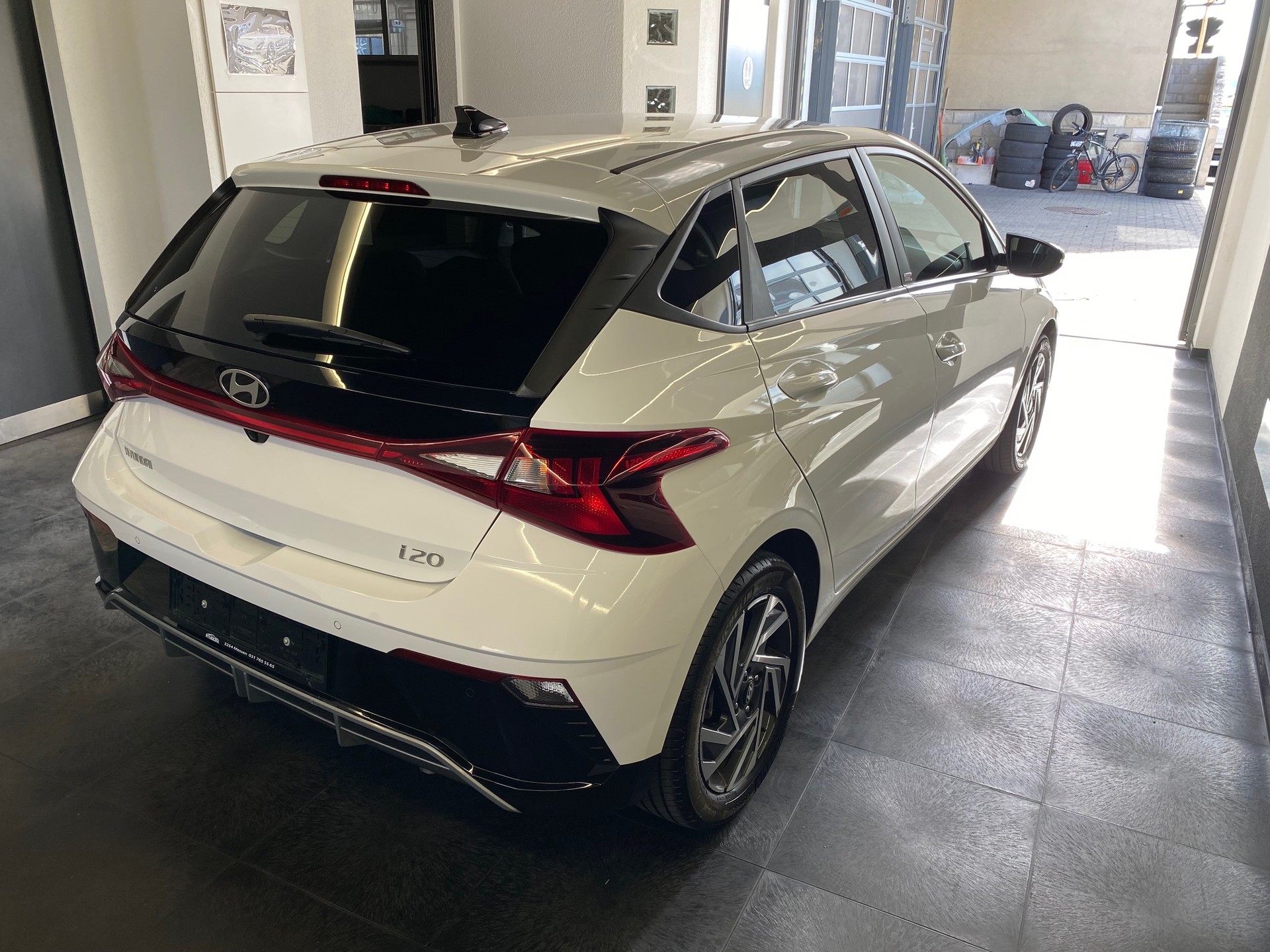 HYUNDAI i20 1.0 T-GDi Amplia DCT Gepflegtes CH-Fahrzeug-image-4