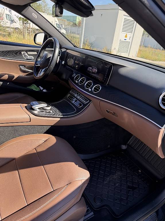 MERCEDES-BENZ E 220 d Avantgarde 4Matic 9G-Tronic-image-4