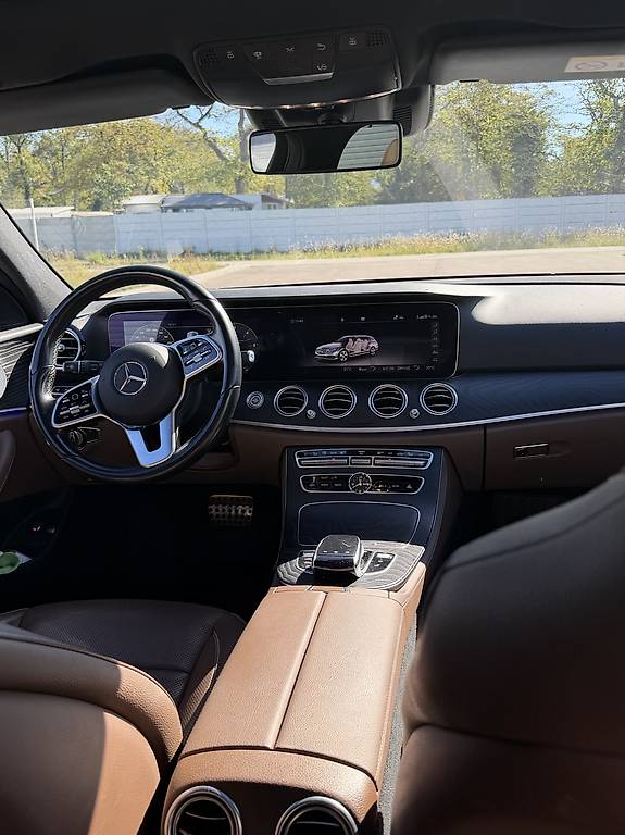 MERCEDES-BENZ E 220 d Avantgarde 4Matic 9G-Tronic-image-3