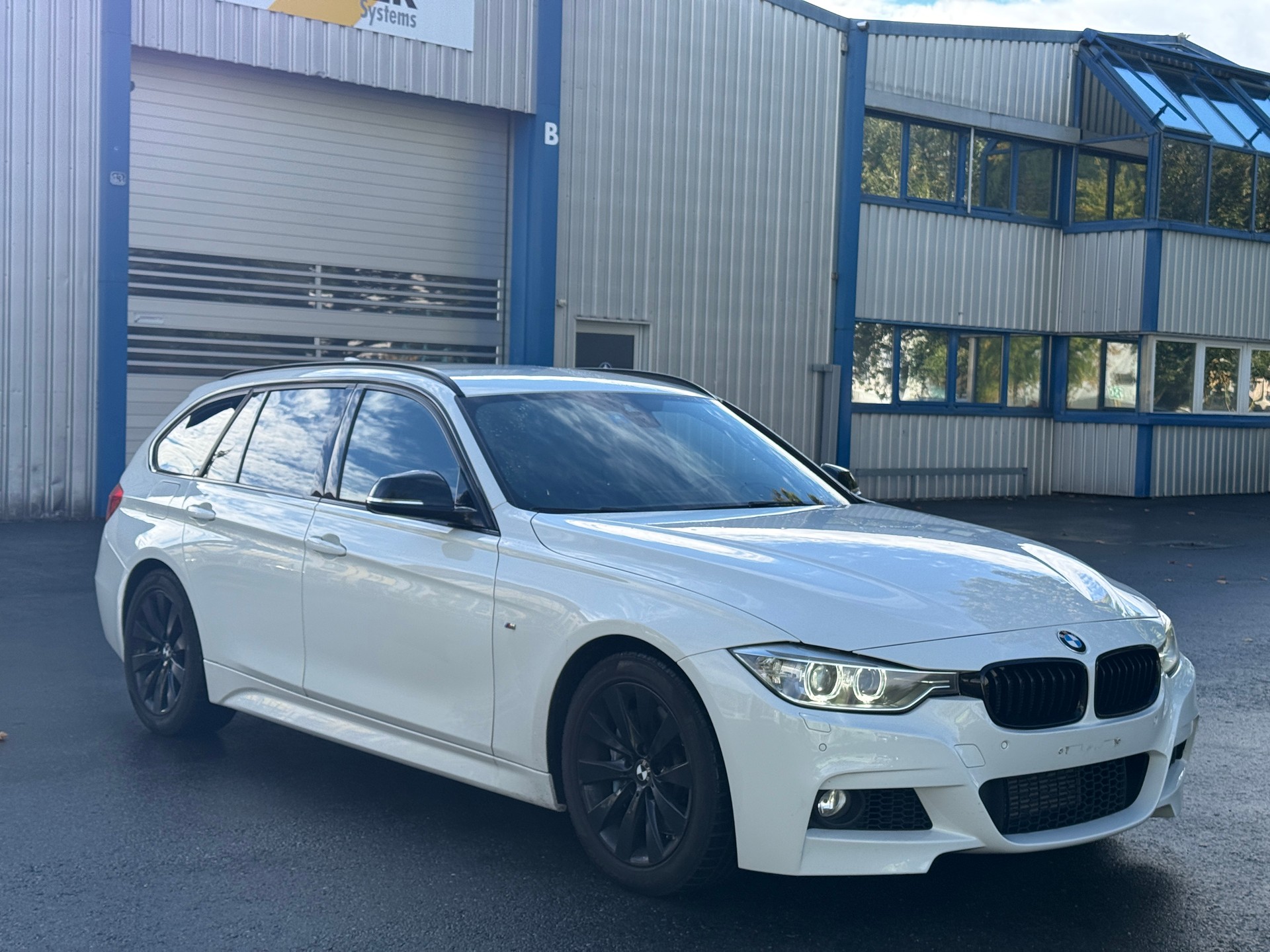 BMW 335i xDrive Touring M Sport Steptronic-image-2