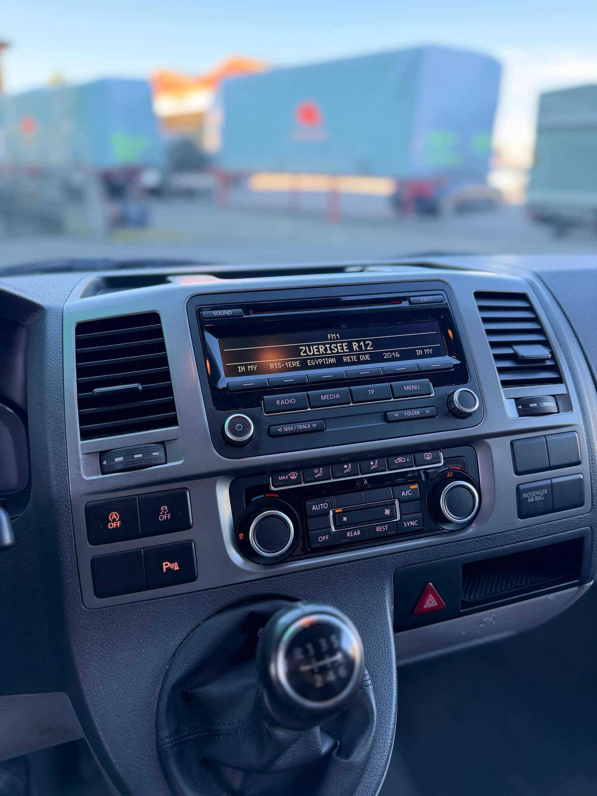 VW T5 California 2.0 TDI Beach Edition-image-10