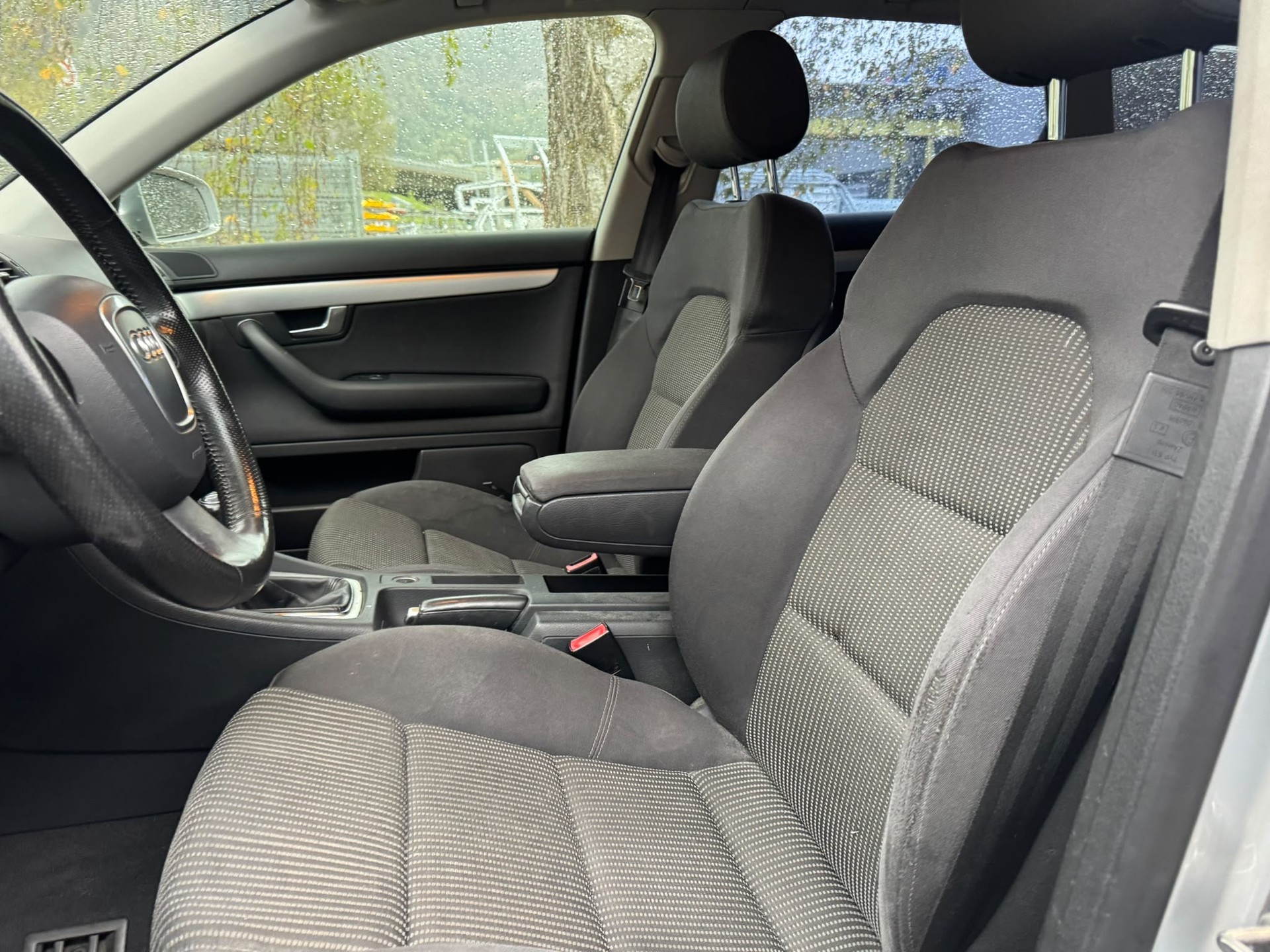 AUDI A4 Avant 2.0 Turbo FSI quattro-image-11