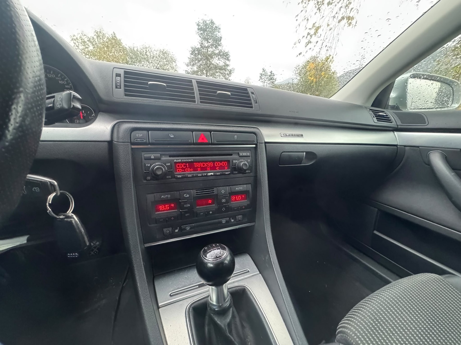 AUDI A4 Avant 2.0 Turbo FSI quattro-image-9