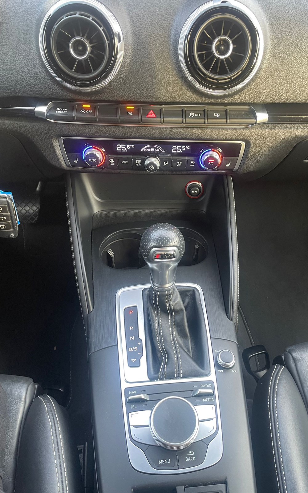 AUDI A3 Sportback 2.0 TDI Ambiente quattro S-tronic-image-7