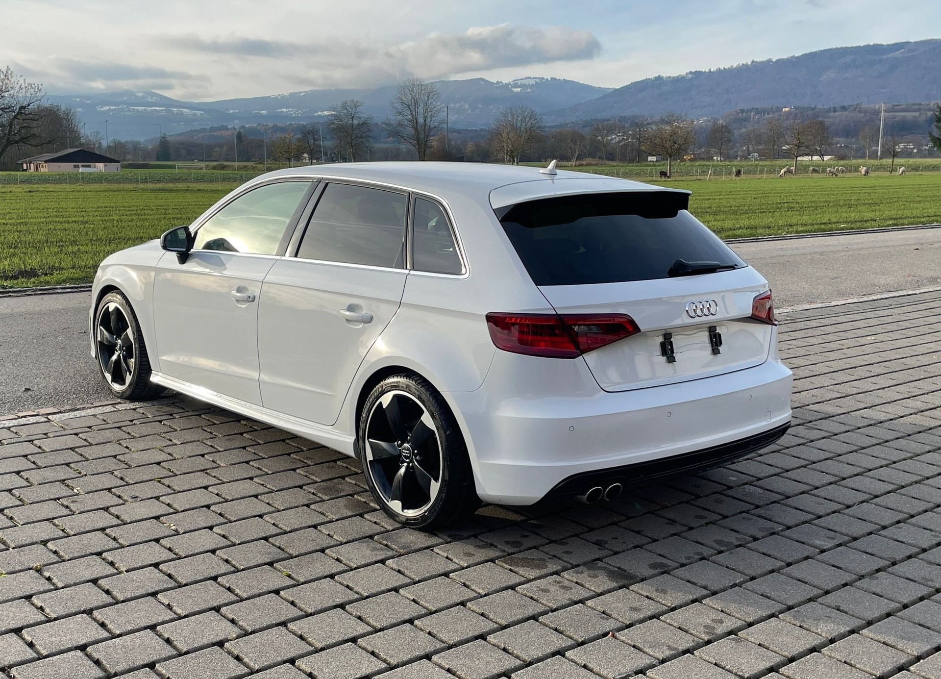 AUDI A3 Sportback 2.0 TDI Ambiente quattro S-tronic-image-4