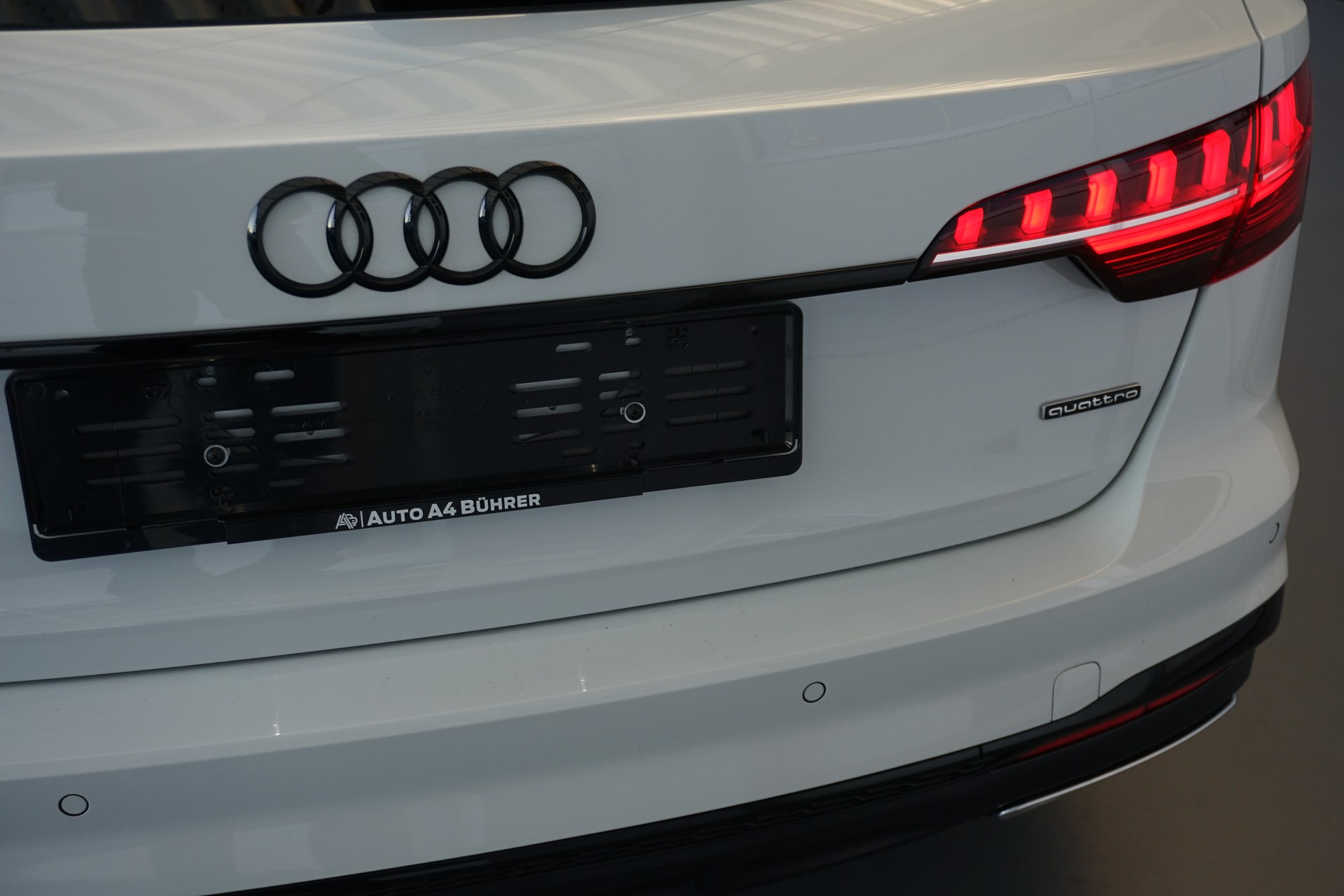 AUDI A4 Avant 40 TDI S-Line quattro 204PS-image-12