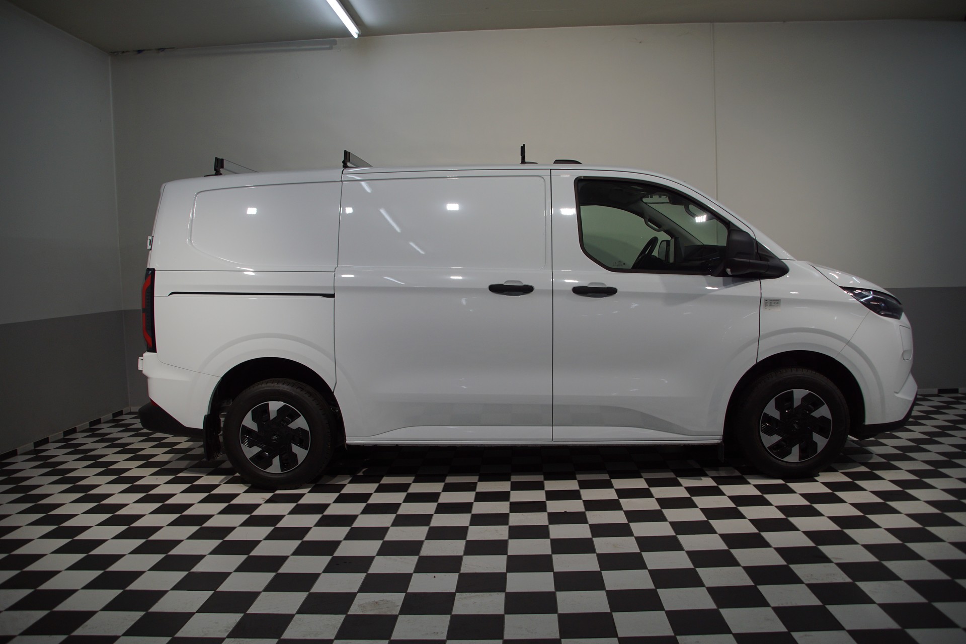 FORD Transit Custom Van 320 L1 H1 65kWh Trend-image-6