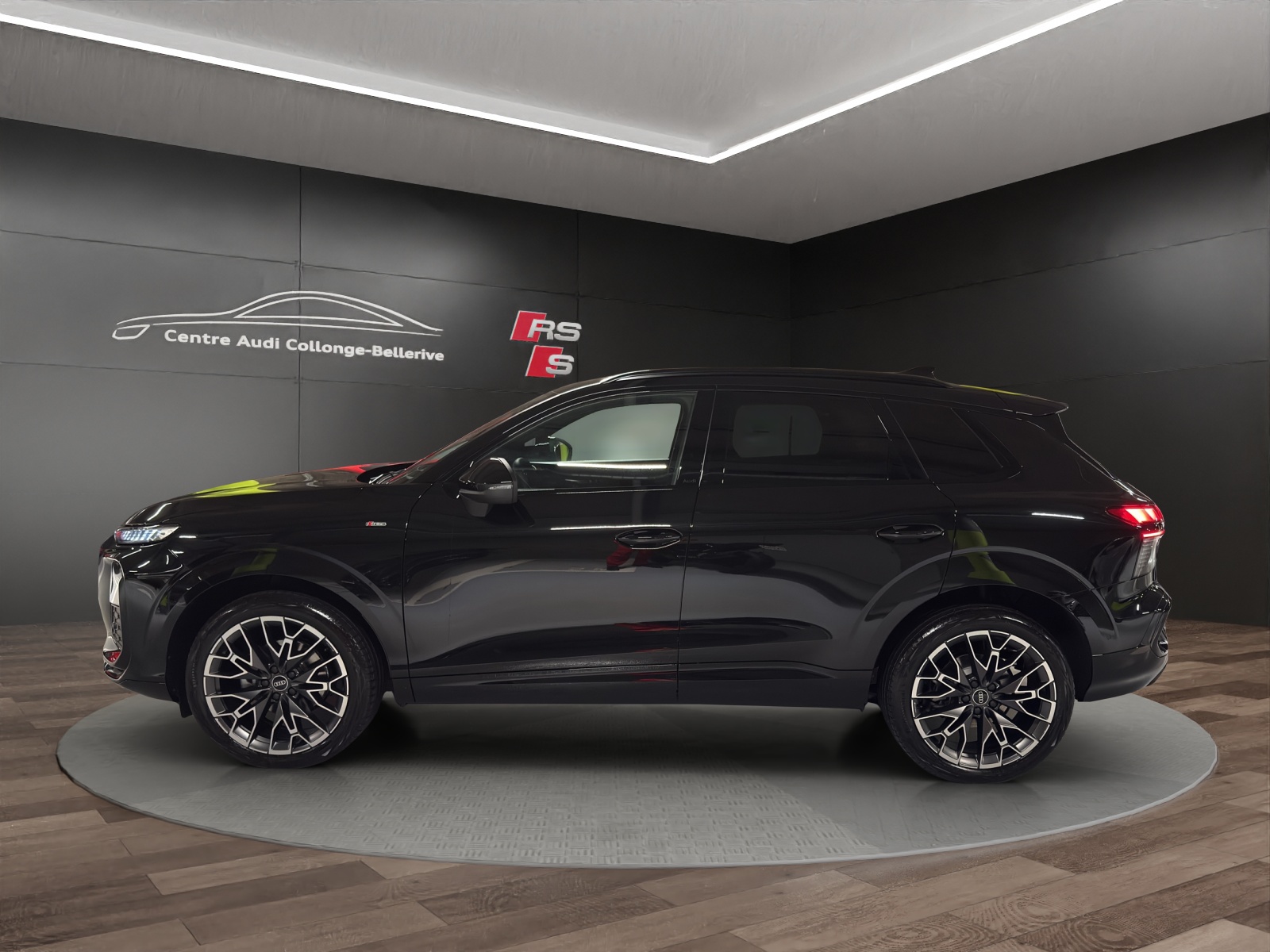 AUDI Q3 SUV 110 kW TFSI S tronic-image-2
