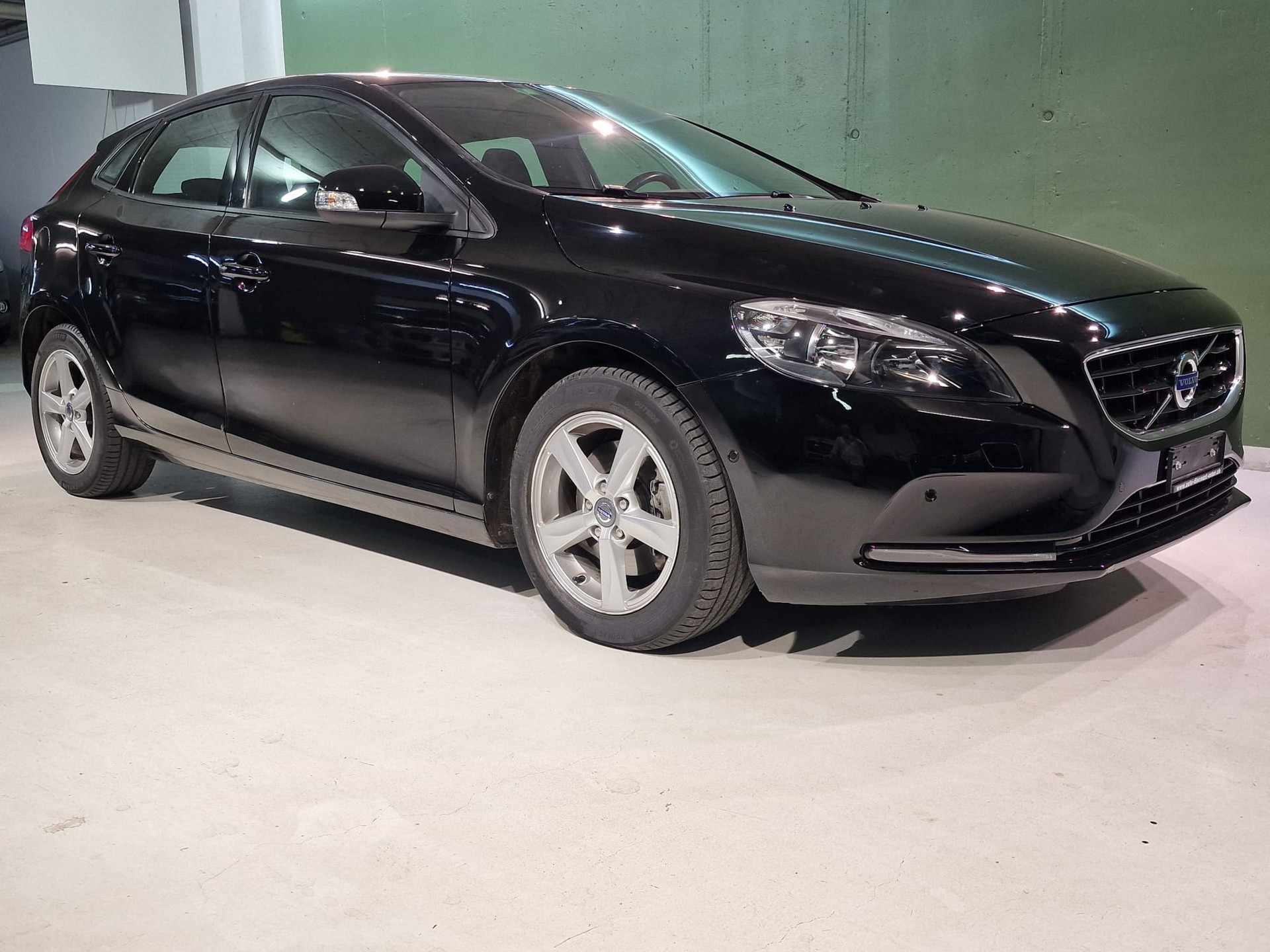 VOLVO V40 T3 Momentum-image-0