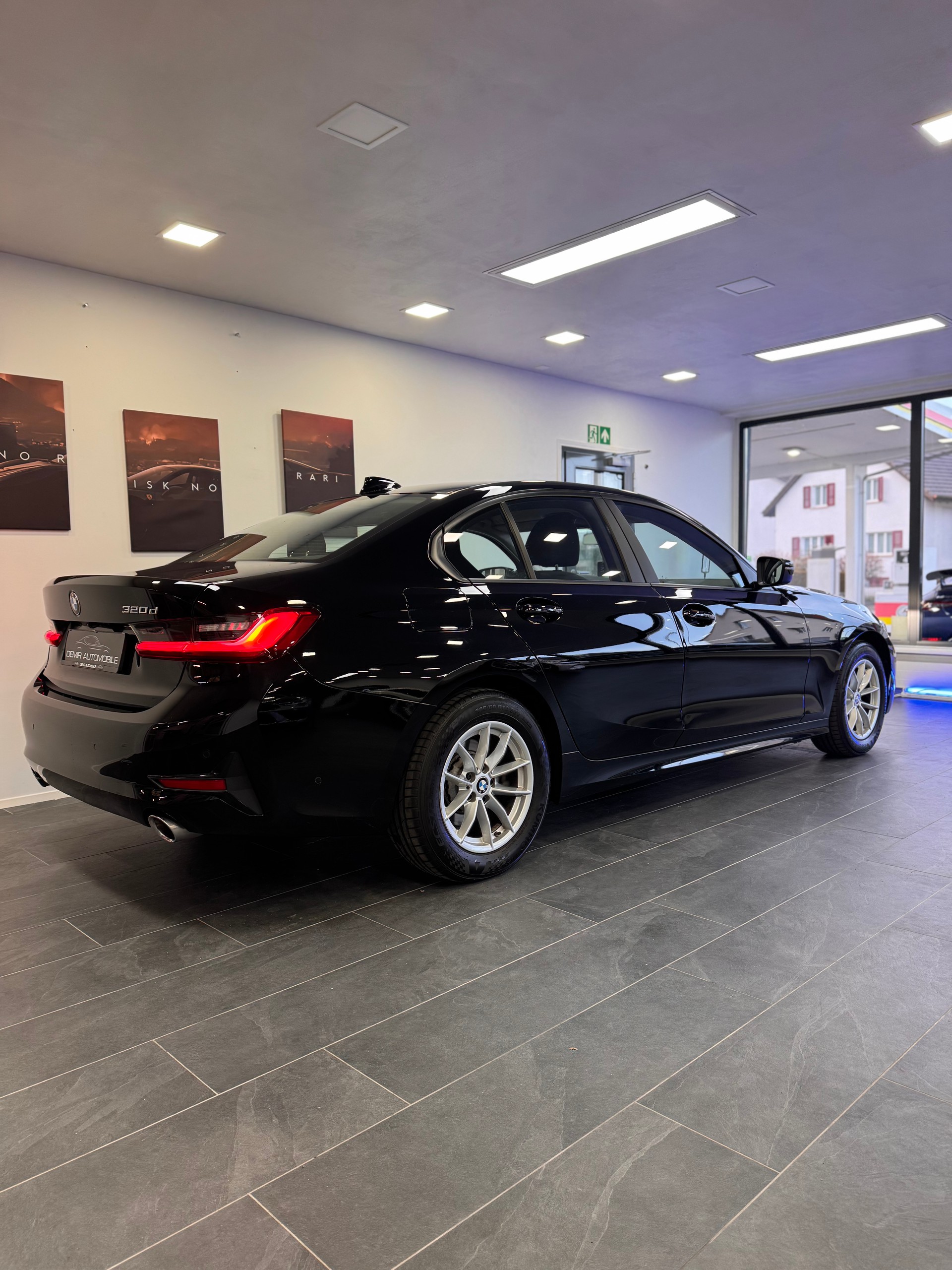 BMW 320d Steptronic Limousine *1.Hand / CH-Fahrzeug / Apple Carplay / Rückfahrkamera / Pack Advantage / Pack Connected Plus*-image-3