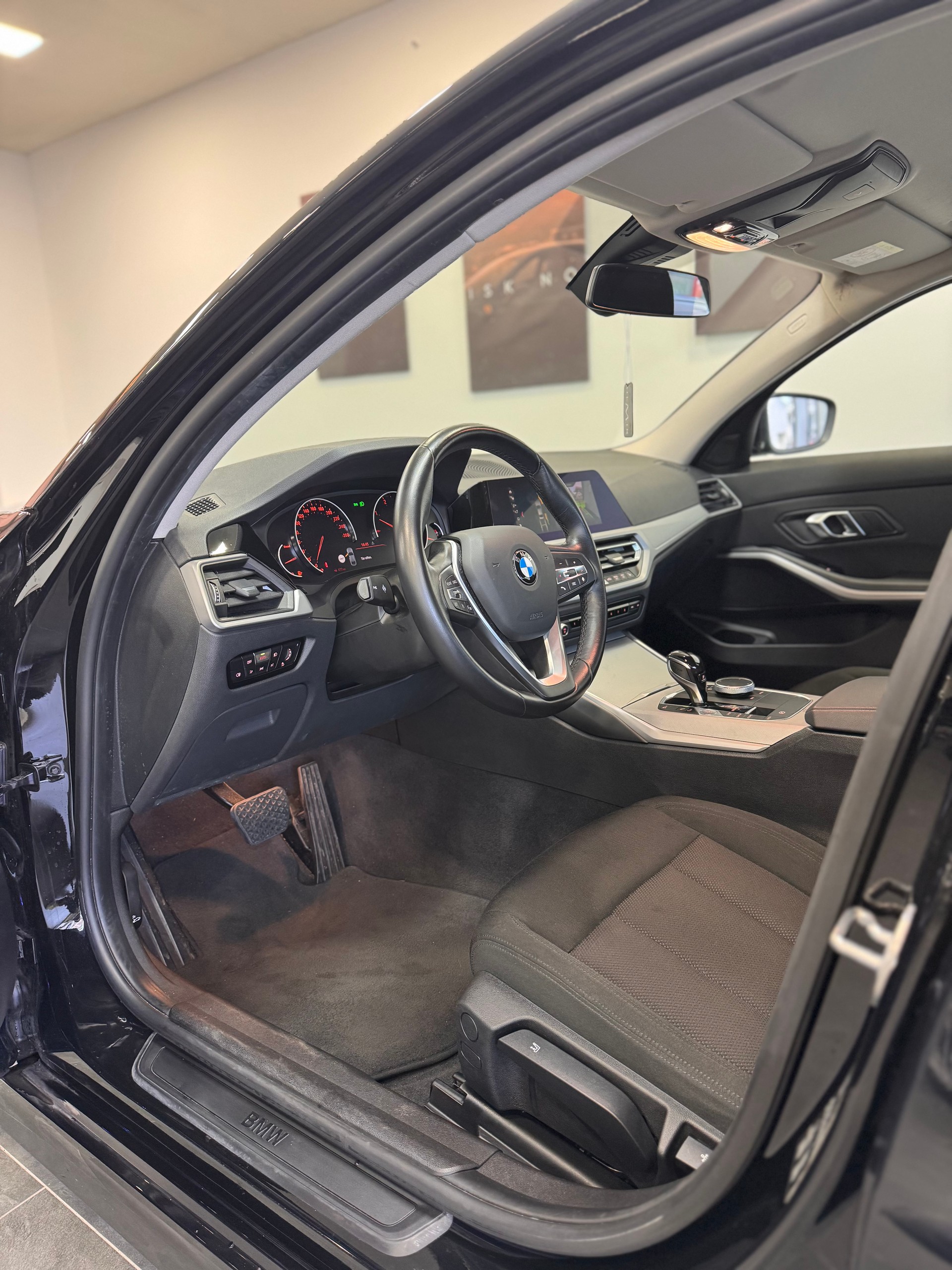 BMW 320d Steptronic Limousine *1.Hand / CH-Fahrzeug / Apple Carplay / Rückfahrkamera / Pack Advantage / Pack Connected Plus*-image-6