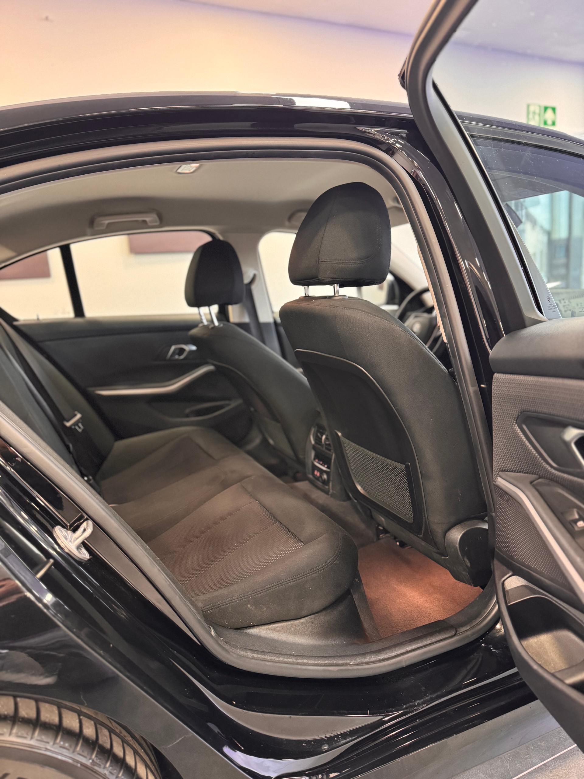 BMW 320d Steptronic Limousine *1.Hand / CH-Fahrzeug / Apple Carplay / Rückfahrkamera / Pack Advantage / Pack Connected Plus*-image-9