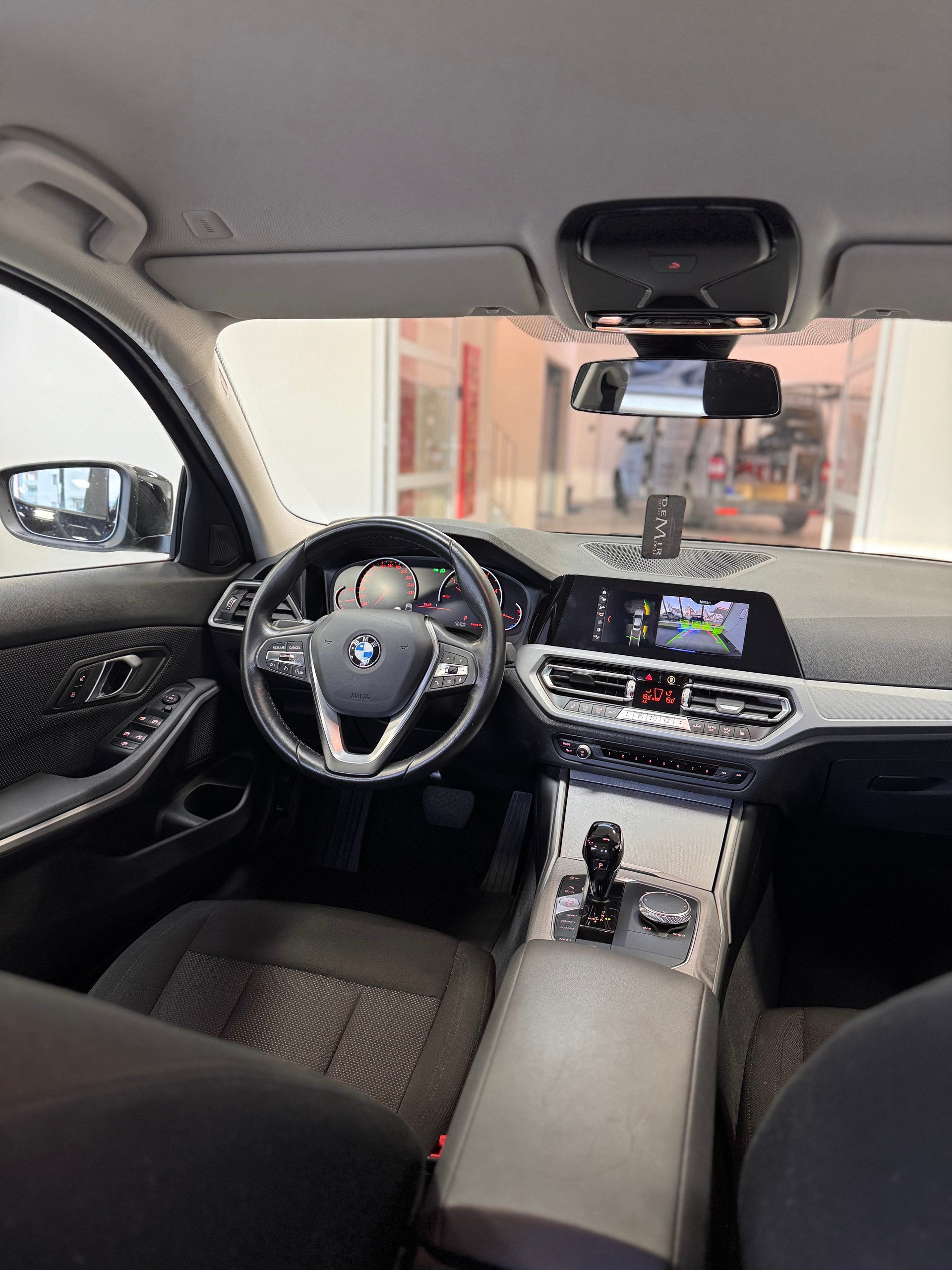 BMW 320d Steptronic Limousine *1.Hand / CH-Fahrzeug / Apple Carplay / Rückfahrkamera / Pack Advantage / Pack Connected Plus*-image-13