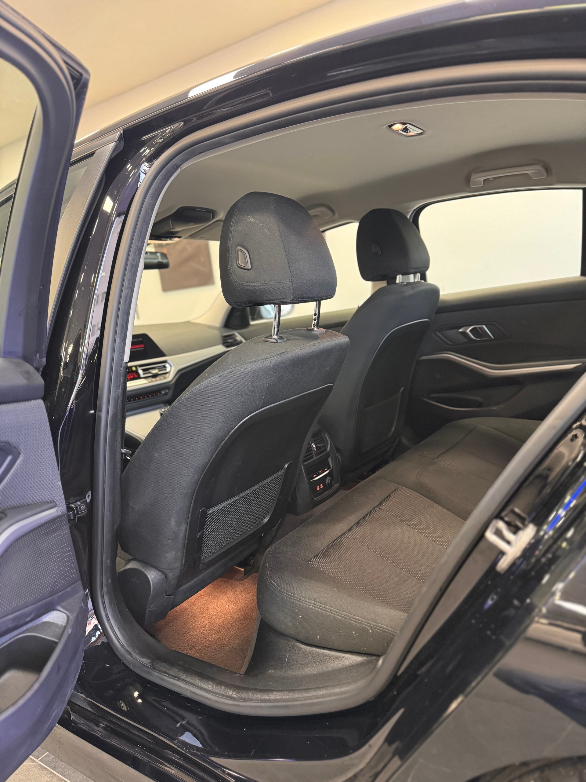BMW 320d Steptronic Limousine *1.Hand / CH-Fahrzeug / Apple Carplay / Rückfahrkamera / Pack Advantage / Pack Connected Plus*-image-8