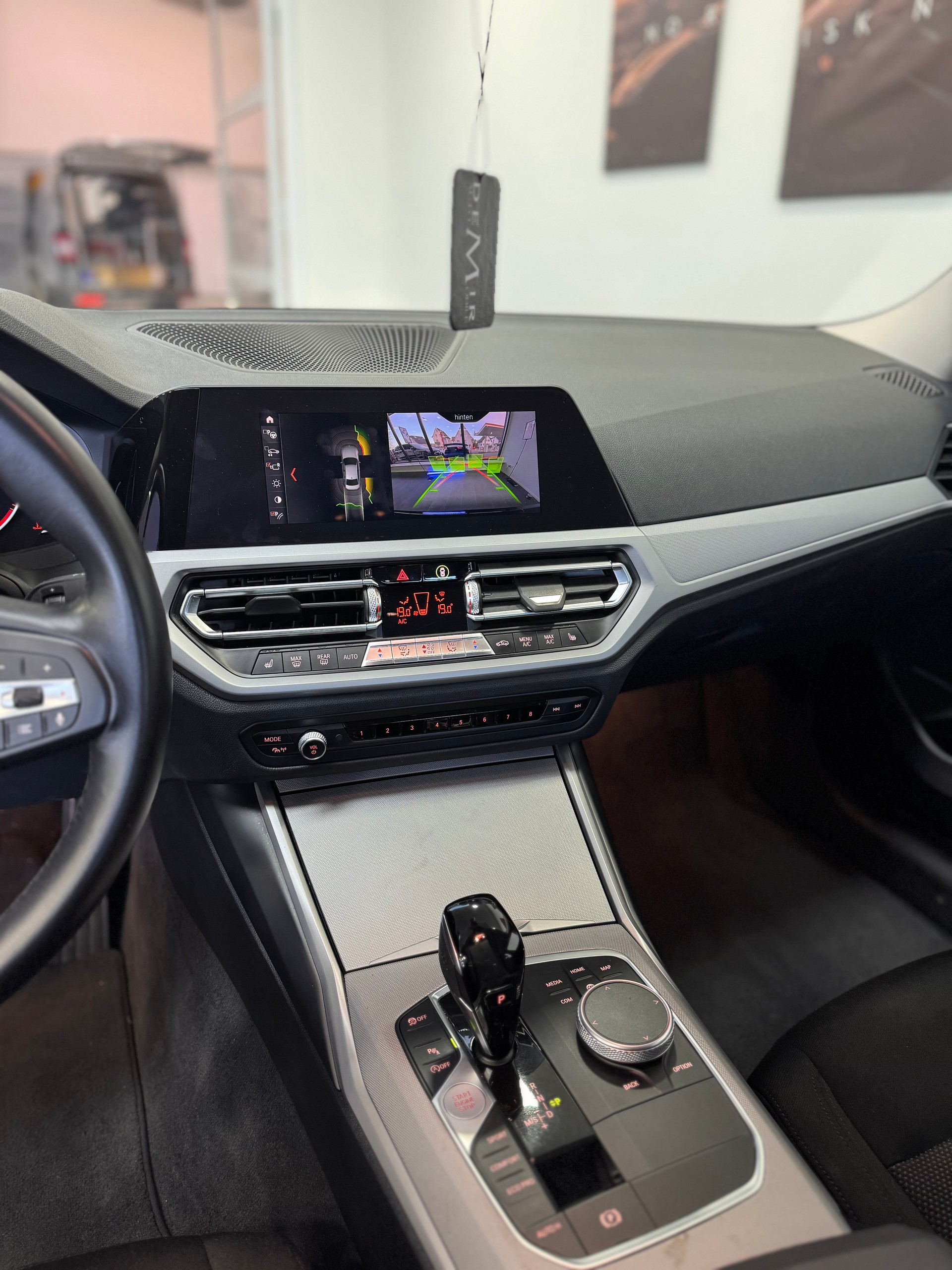 BMW 320d Steptronic Limousine *1.Hand / CH-Fahrzeug / Apple Carplay / Rückfahrkamera / Pack Advantage / Pack Connected Plus*-image-12