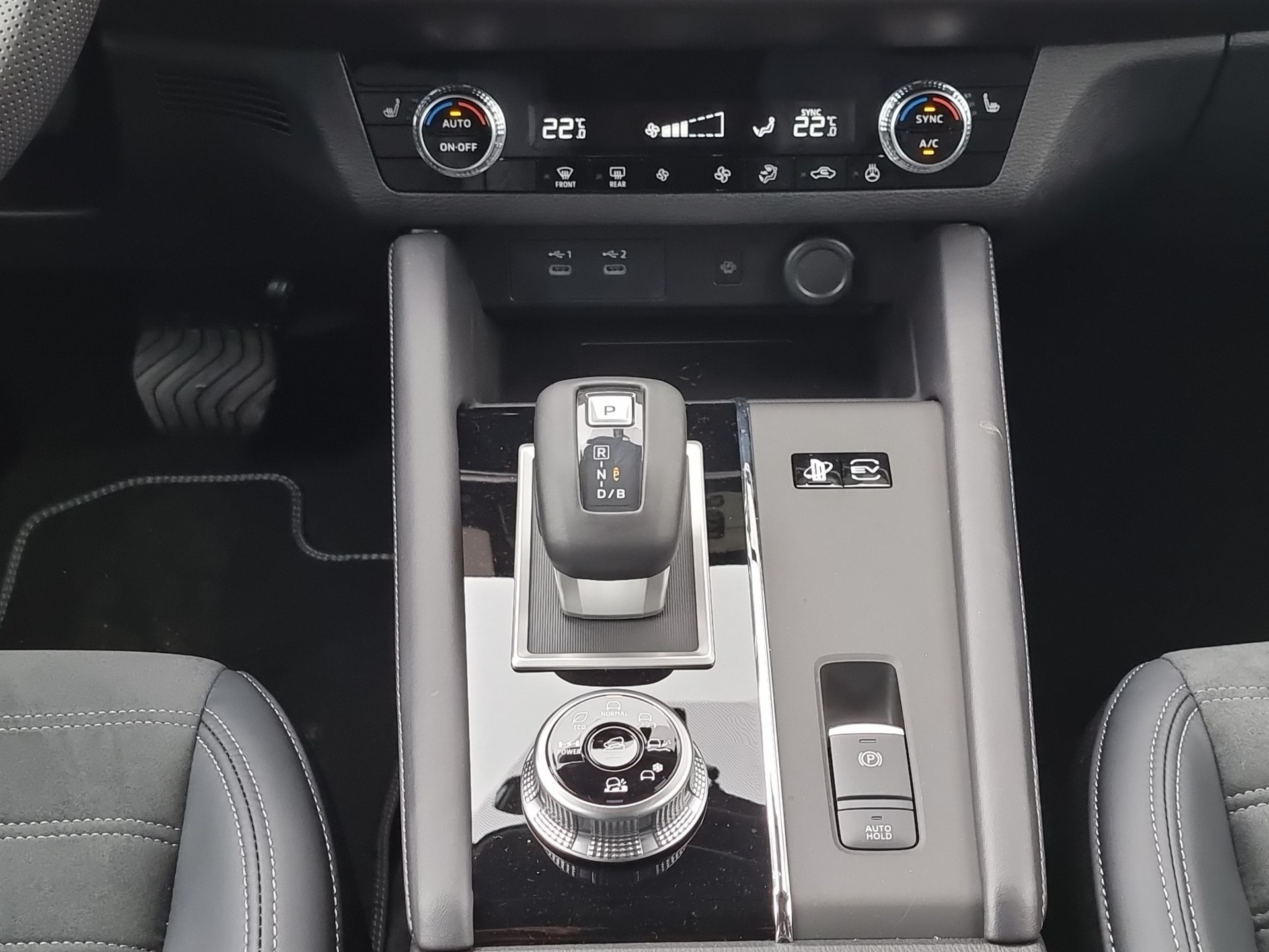 MITSUBISHI Outlander 2.4 PHEV Invite 4x4-image-8